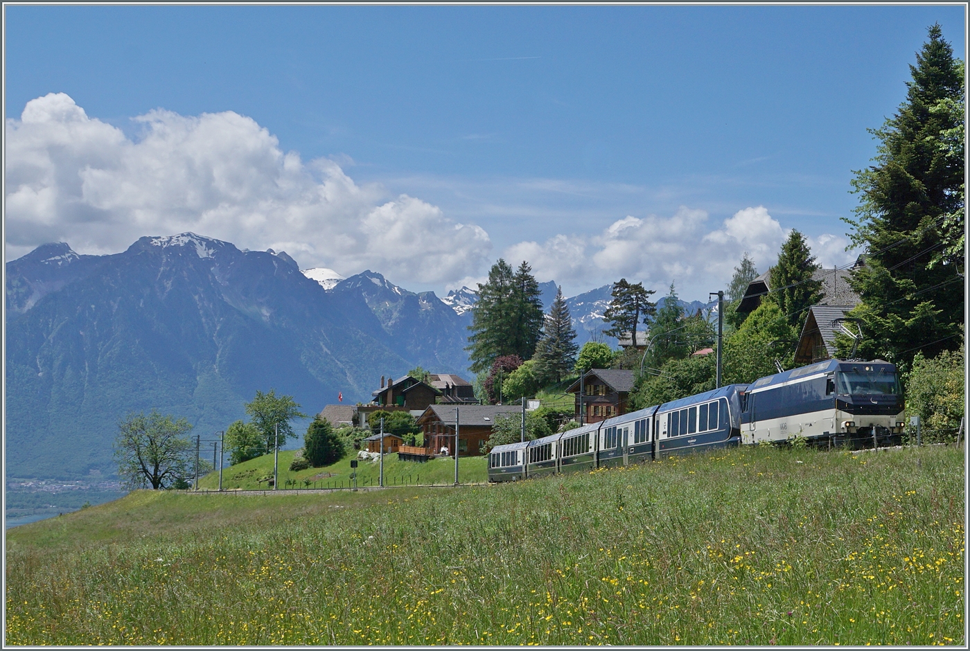 Die MOB Ge 4/4 8004 ist bei Les Avants mit dem GoldenPass Express GPX auf dem Weg von Montreux nach Interlaken Ost. 

28. Mai 2024