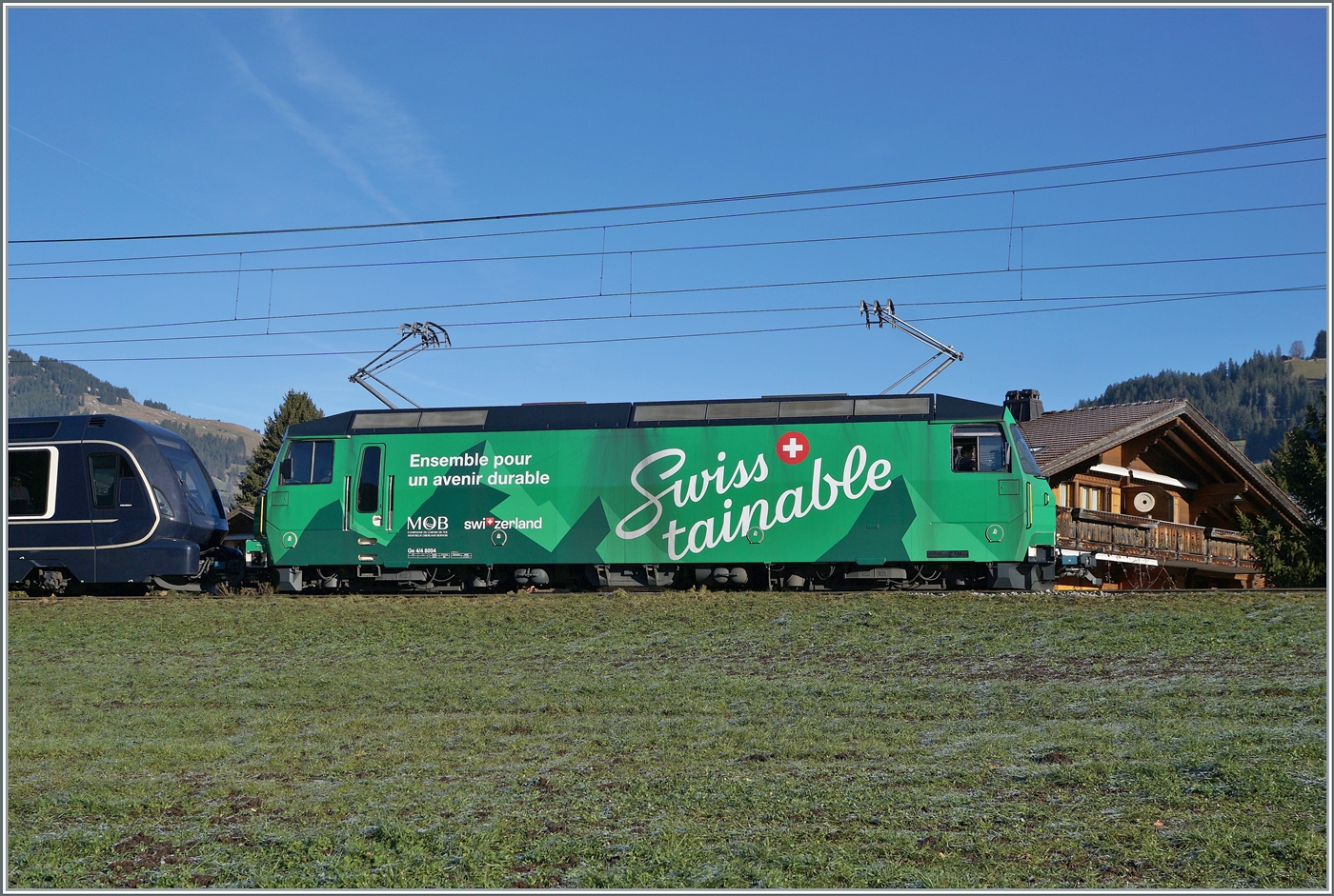 Die MOB Ge 4/4 8004  Tainable  ist bei Gstaad mit dem GoldenPass Express 4068 auf dem Weg nach Zweisimmen, wo dann eine BLS RE 465 den Zug übernehmen wird.

30. Nov. 2024