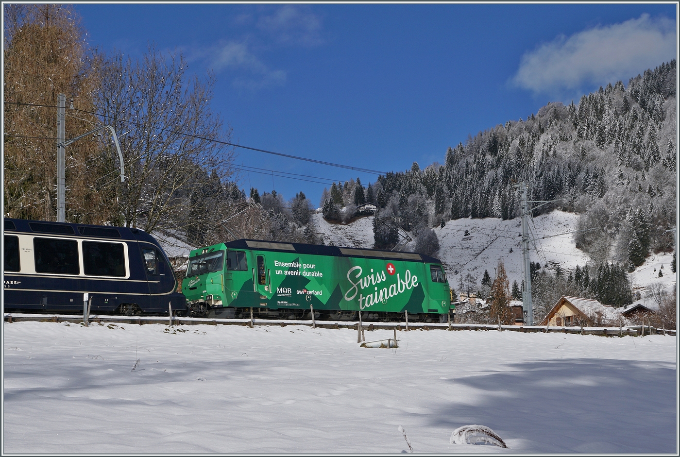 Die MOB Ge 4/4 8004  Trainable  ist mit ihrem GoldenPass Express von Montreux nach Interlaken Ost unterwegs und konnte kurz vor der Ankunft im Bahnhof von Les Avants fotografiert werden. Die Ge 4/4 8004 zeiht den GPX bis Zweisimmen, wo dann für die Weiterfahrt auf der Normalspur eine BLS Re 465 die Schmalspurlok ablöst. 

3. Jan. 2025