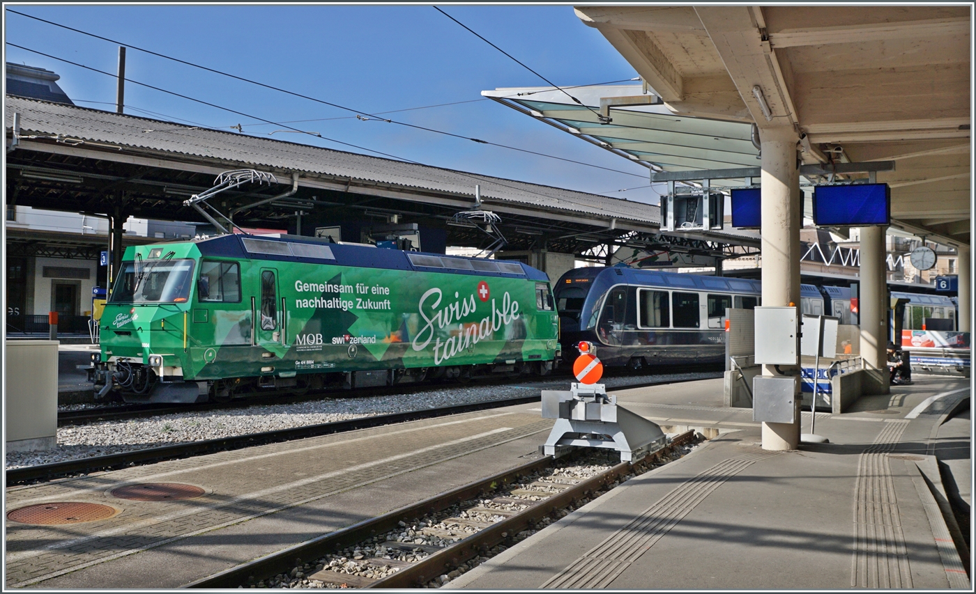 Die MOB Ge 4/4 8004 waretet in Montreux mit ihrem GoldenPass Express auf die Abfahrt in Richtung Interlaken Ost. 

30. Okt. 2025