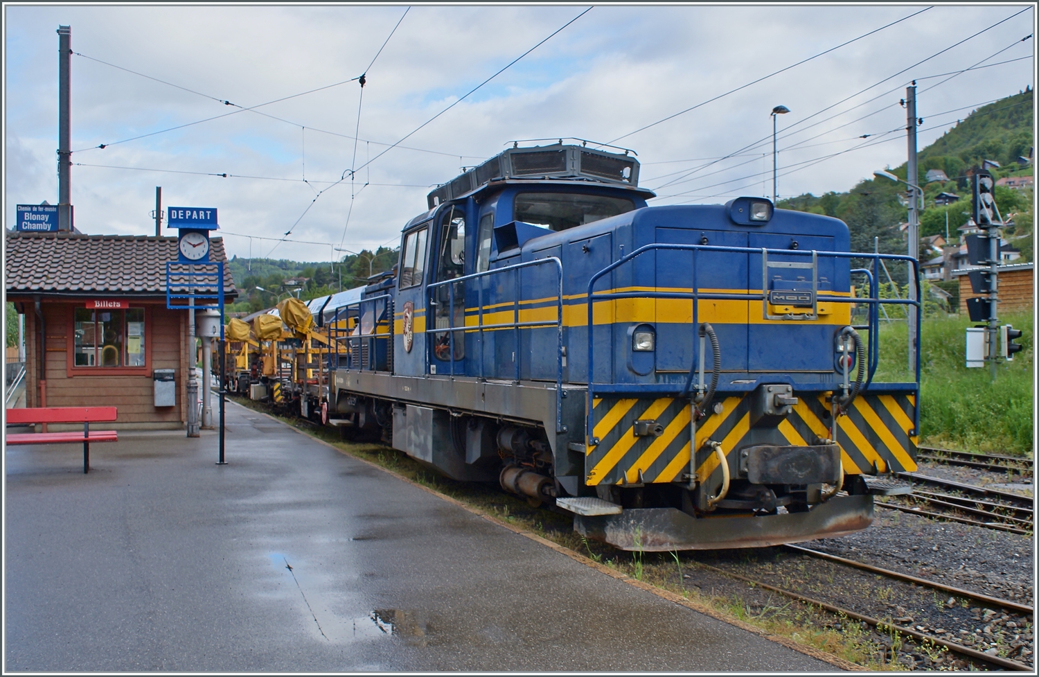 Die MOB Gm 4/4 2004  Albeuve  steht mit einem Gleisbauzug in Blonay. 

10. Mai 2023