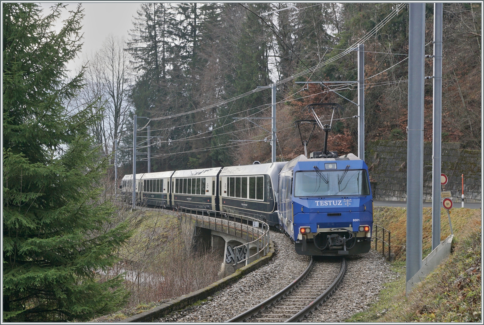Die MOG Ge 4/4 8001 ist mit ihrem Spurwechselwagenzug GPX auf dem Weg nach Montreux. Der Zug verliess Normalspurig Interlaken Ost, wurde in Zweisimmen umgespurt und ist nun kurz nach Les Avants schon fast am Ziel seiner Fahr.

4. Jan. 2023