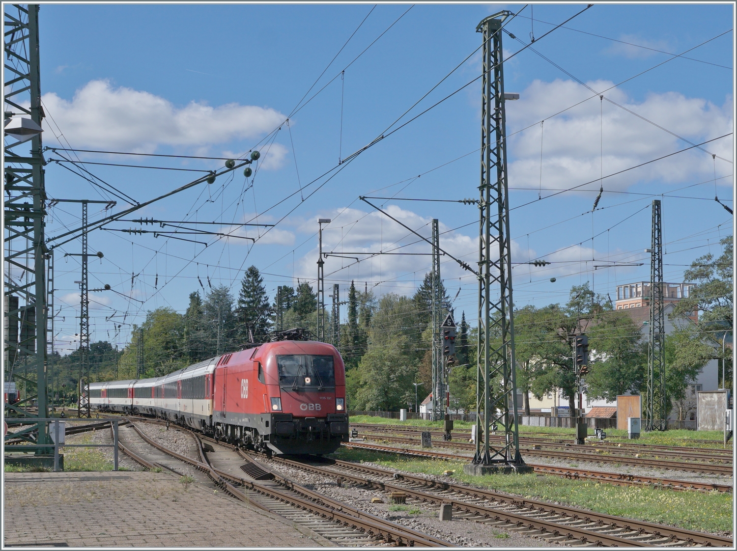 Die ÖBB 1116 273 erreicht mit ihrem EC von Stuttgart nach Zürich den Bahnhof Singen. 

19. Sept. 2022

