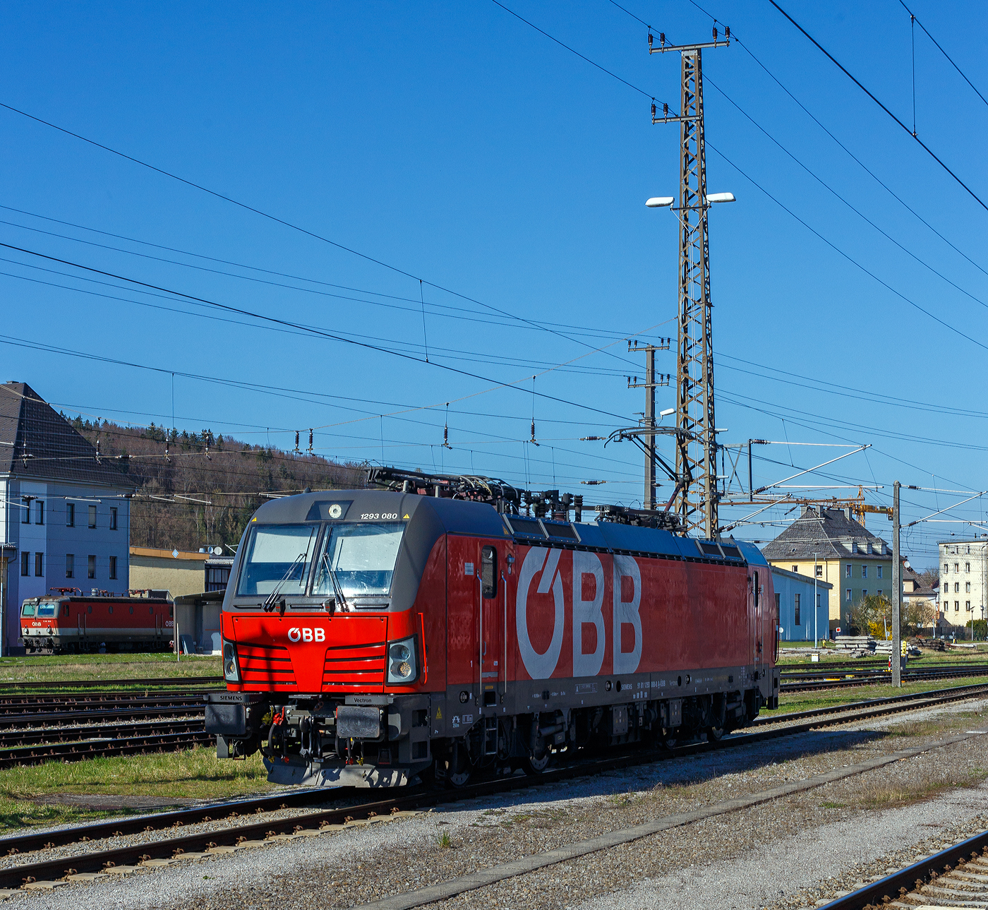 Die ÖBB 1293 080-8 (91 81 1293 080-8 A-ÖBB) eine Siemens Vectron MS (der ÖBB-Produktion GmbH, rangiert solo am 03.April 2025 beim Bahnhof/Rbf Attnang-Puchheim. Direkt neben dem Personenbahnhof befindet ich ein Rangierbahnhof sowie ein BW. Hinten beim Lokschuppen befindet sie noch die 1144 046 (A-ÖBB 91 81 1144 046-0)

Die SIEMENS Vectron MS / X4E wurde 2020 von Siemens in München-Allach unter der Fabriknummer 22782 und an die ÖBB - Österreichische Bundesbahnen (ÖBB-Produktion GmbH) geliefert. Sie ist in der Variante A35-1a (Länderpaket) ausgeführt und hat so die Zulassungen für A, D, I, SLO, CZ, SK, H, PL und HR. Von der Variante A35 hat die ÖBB insgesamt 123 Loks (1293 001-123).
