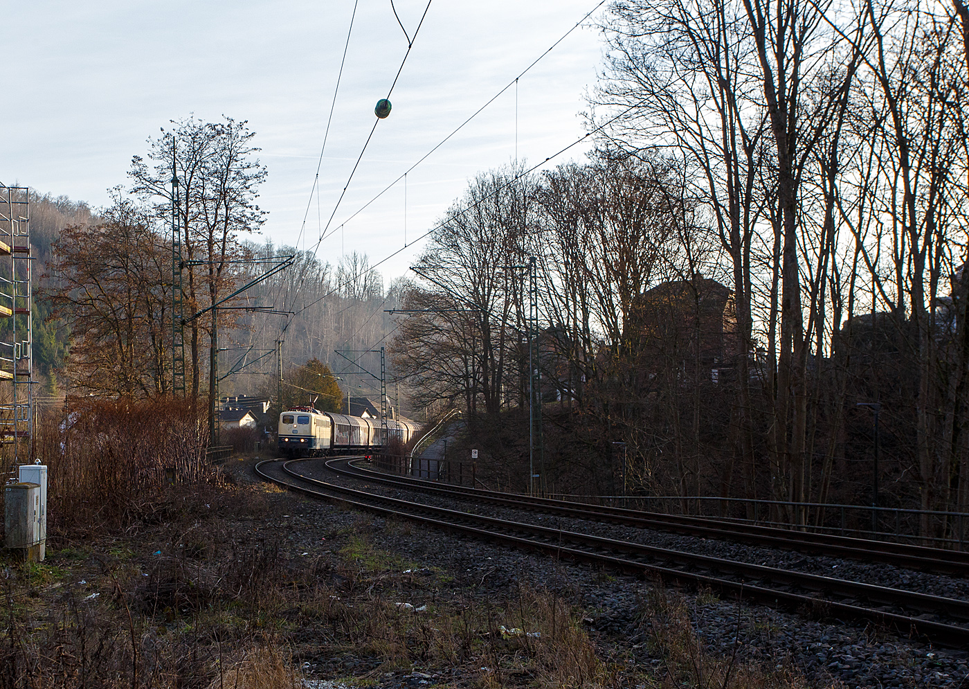 Die ozeanblau/beige BB151 073-4 (91 80 6151 073-4 D-BYB) der BayernBahn GmbH (Nördlingen) fährt am 22 Januar 2026, mit dem  Henkelzug  (Langenfeld/Rhld. nach Gunzenhausen), durch Kirchen/Sieg in Richtung Siegen.

Die 151 073-4 wurde 1974 von Henschel in Kassel unter der Fabriknummer 31816 gebaut und in der Farbgebung ozeanblau/beige an die Deutsche Bundesbahn ausgeliefert. Zum 01.01.2017 wurden je 100 sechsachsige elektrische Altbau-Lokomotiven der Baureihen 151 und 155 an den Lokvermieter Railpool verkauft, so auch diese. 2019 wurde die 151er an die BayernBahn GmbH in Nördlingen verkauft.

Die BayernBahn ist übrigens eine Tochtergesellschaft des Bayerischen Eisenbahnmuseums e.V.. Sie besitzt z.Z. 6 dieser mit 5.982 kW leistungsstarken und bis zu 120 km/h schnellen Maschinen der Baureihe 151. 