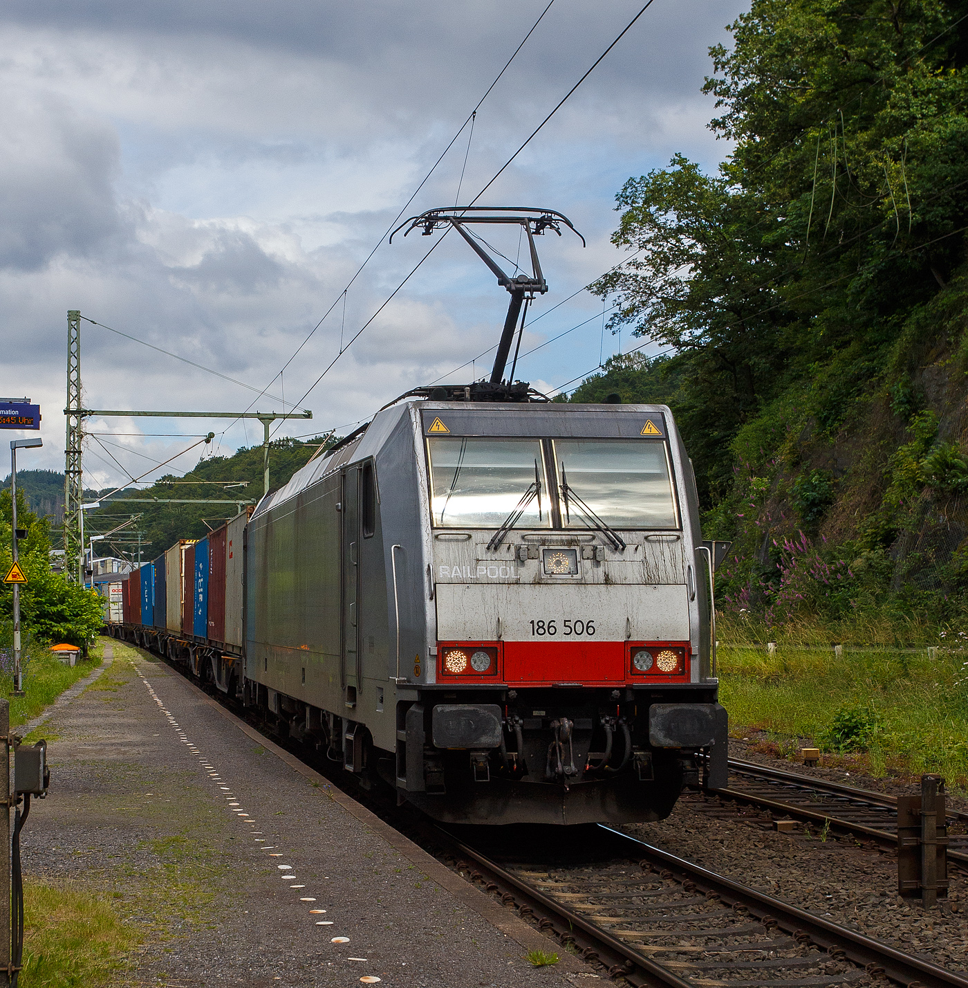 Die RAILPOOL 186 506 (91 80 6186 506-2 D-Rpool) fährt am 22 Juni 2024 mit einem KLV-Zug durch den Bahnhof Scheuerfeld (Sieg) in Richtung Köln.

Die Bombardier TRAXX F140 MS(2E) wurde 2018 von Bombardier in Kassel unter der Fabriknummer 35555 gebaut und an die Railpool ausgeliefert. Die Multisystemlokomotive hat die Zulassungen bzw. besitzt die Länderpakete für Deutschland, Österreich, Schweiz, Italien, Belgien und die Niederland (D/A/CH/I/B/NL).
