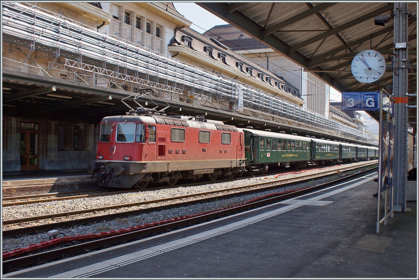 Die Re 4/4 II 11136 hielt der Dampflok der  L'Association 141R568 bei Bedarf im Schiebedients. 

Lausanne, den 25. Mai 2024 