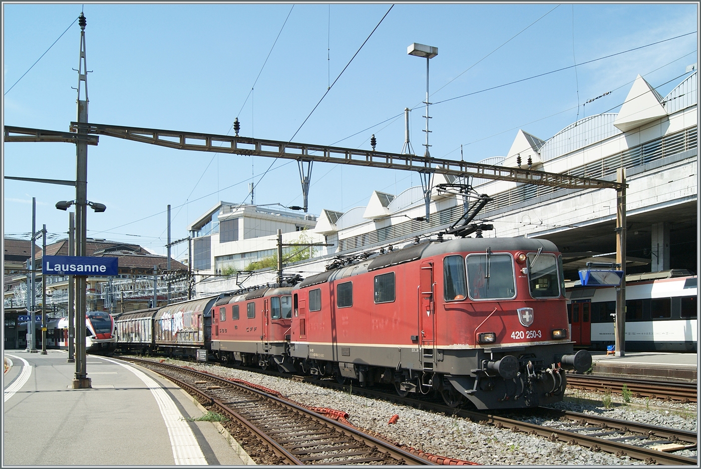 Die Re 4/4 II (Re 420 250-3) und eine weitere verlassen mit einem Güterzug den Bahnhof von Lausanne in Richtung St-Maurice.

26. Juli 2024