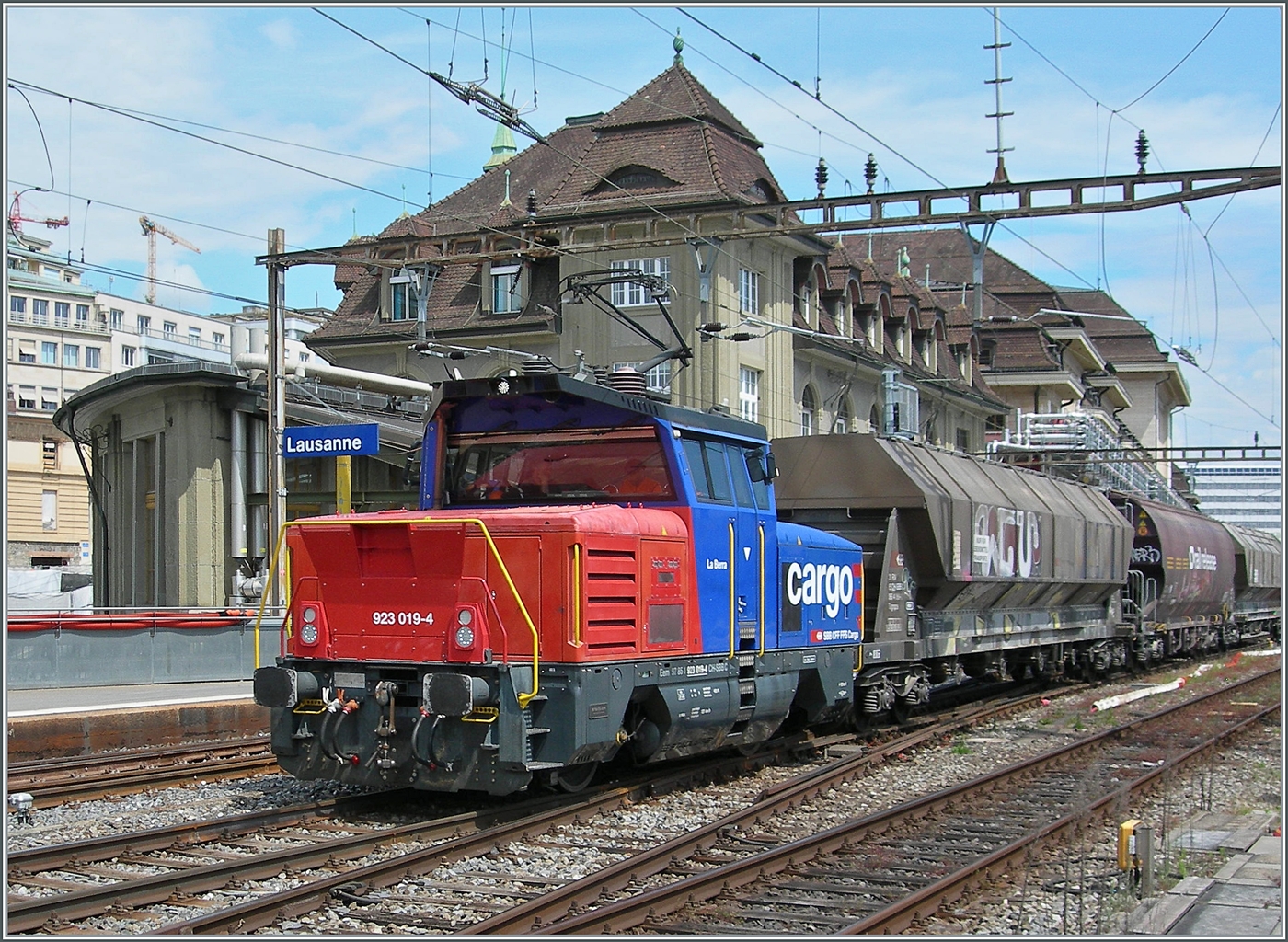 Die SBB Cargo Eem 923 019-4 ist in Lausanne mit einem Güterzug auf dem Weg nach Lausanne Triage. 

21. Mai 2025 
