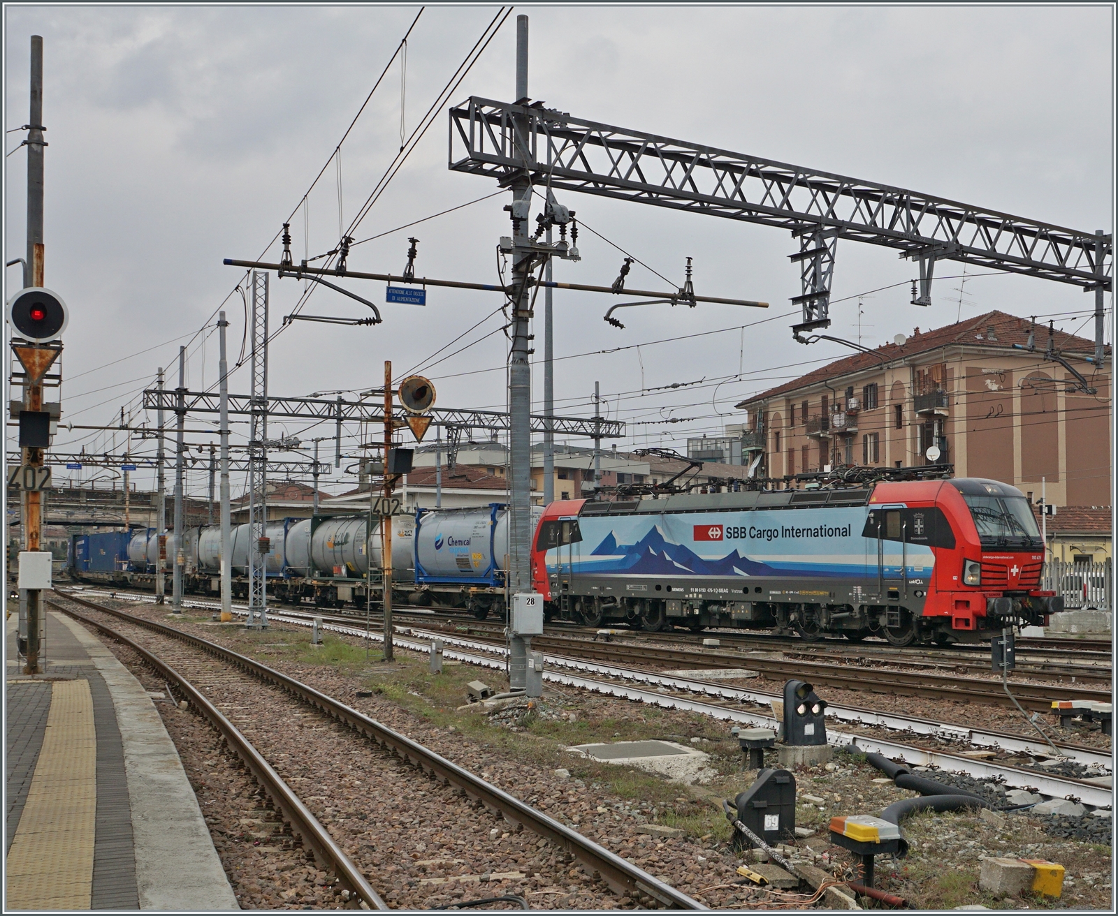 Die SBB Cargo International 193 475 ist mit einem Güterzug in Novara unterwegs. 

24. April 2023