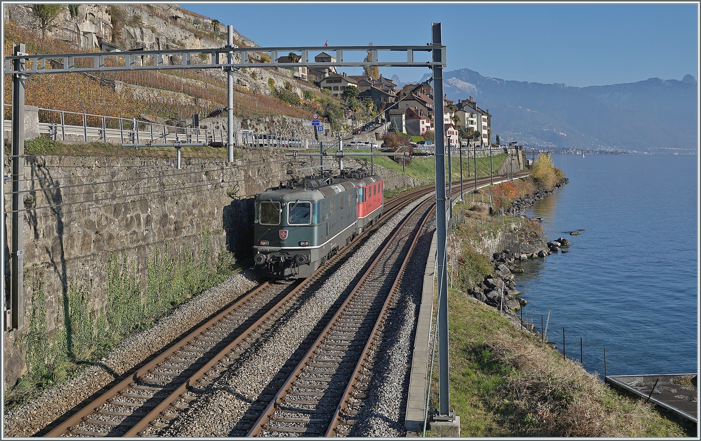 Die SBB Cargo Re 4/4 II 11335 und Re 420 348-8 sind bei St-Saphorin als Lokzug auf dem Weg in Richtung Villeneuve. 

15. Nov. 2024