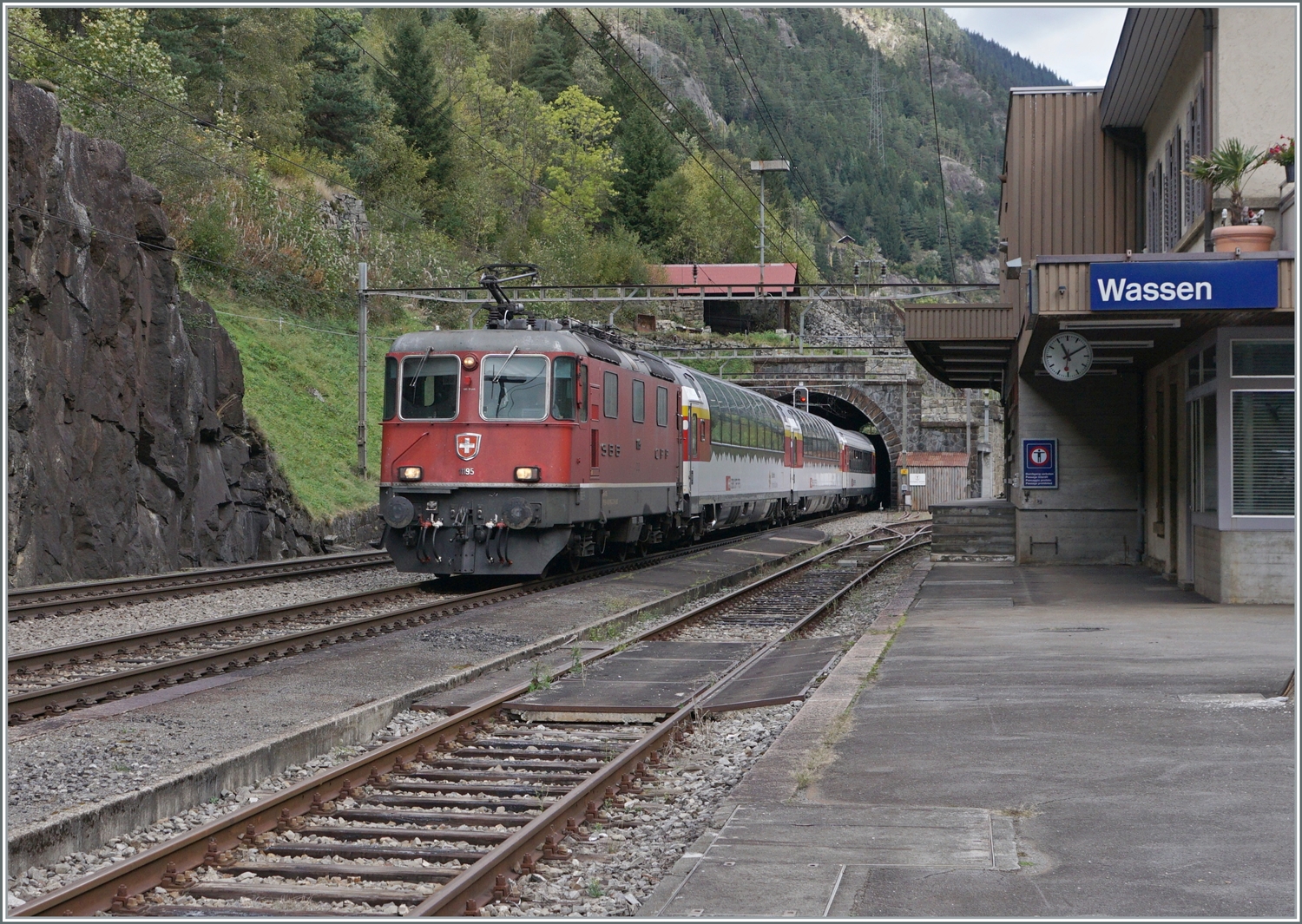 Die SBB Re 4/4 11195 ist mit dem Gotthard Panoramic Express von Lugano nach Flüelen (Arth-Goldau) unterwegs und fährt gerade durch den Bahnhof von Wassen. 

19. Okt. 2023
