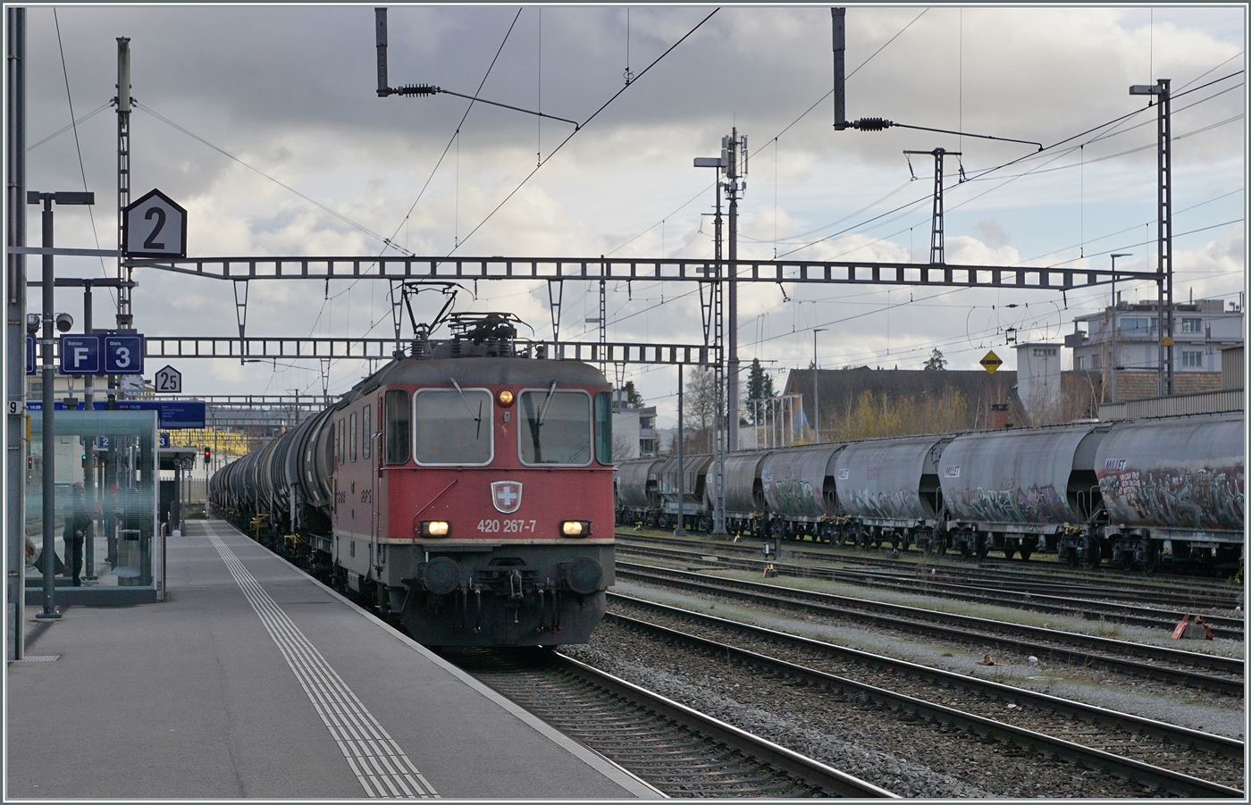 Die SBB Re 4/4 11267 (Re 420 267-7) fährt mit einem Güterzug durch den Bahnhof von Zofingen.

6. Dez. 2024