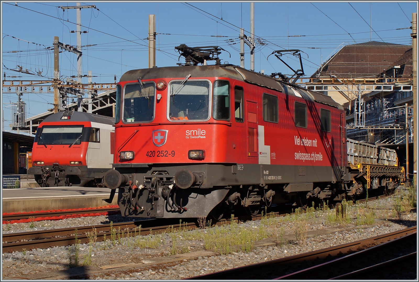 Die SBB Re 4/4 II 11252 (Re 420 252-9)  wartet in Lausanne auf die Weiterfahrt auf Blockdistanz zum IR90.

3. Aug. 2022