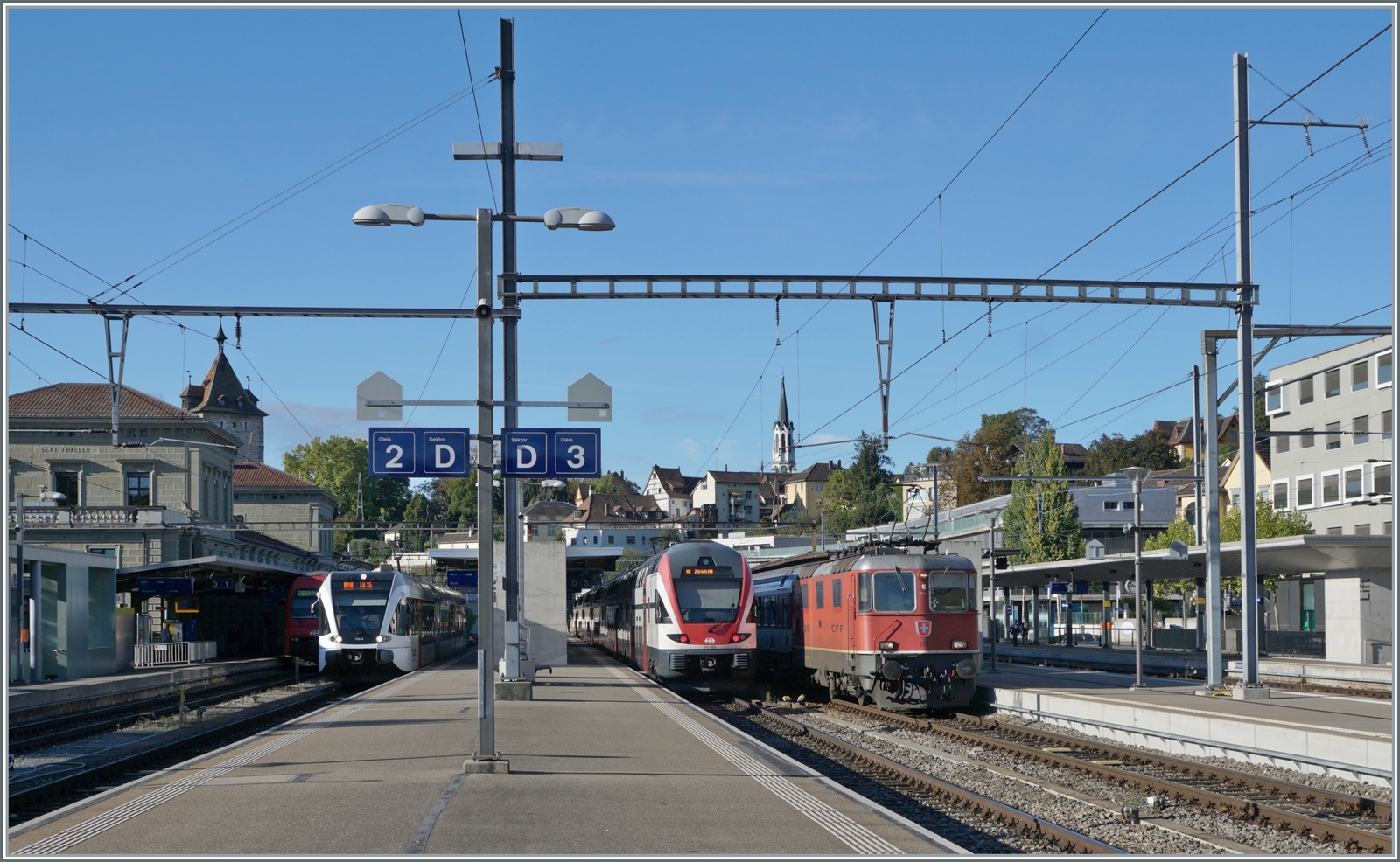 Die SBB Re 4/4 II 11130 ist von Zürich HB kommend mit ihrem IC 4 nach Stuttgart in Schaffhausen angekommen und wird in Kürze nach Singen weiterfahren. 
Im Bild zu sehen sind zusätzlich ein SBB RABe 511 und ein Thurbo GTW RABe 526. 

19. Sept. 2022
