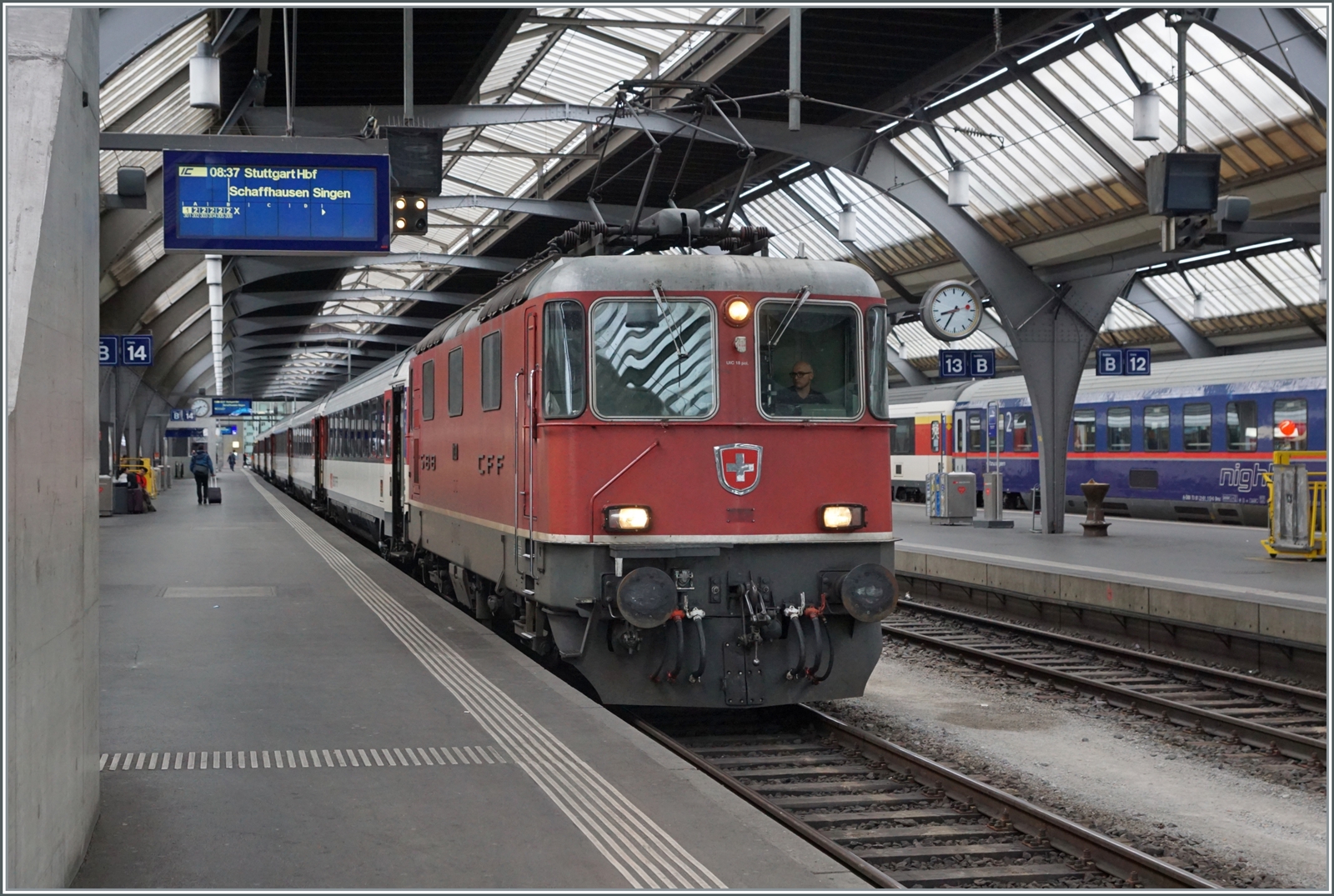 Die SBB Re 4/4 II 11130 wartet in Zürich HB auf die abfahrt mit ihrem IC nach Stuttgart. 

19. Sept. 2022 