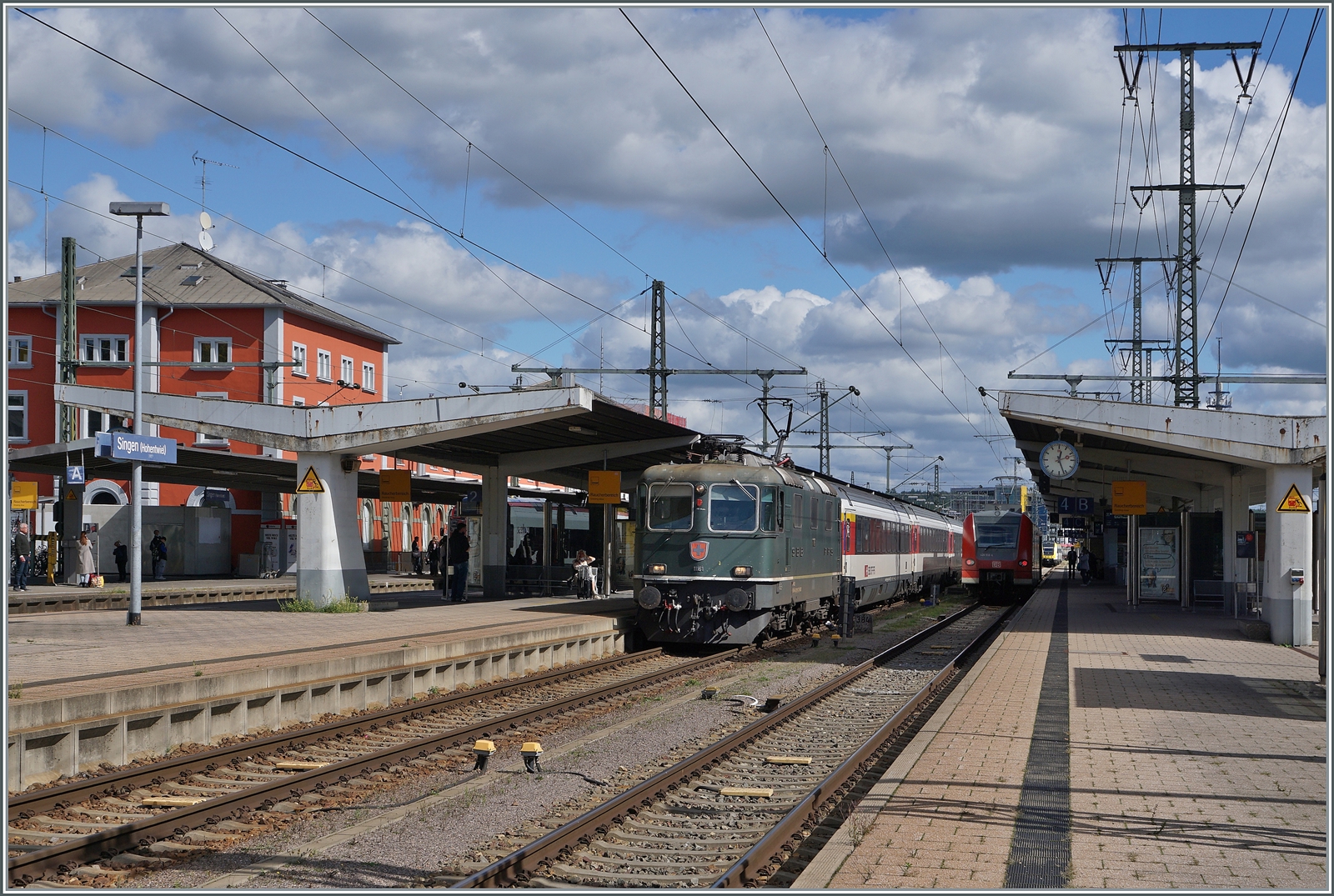 Die SBB Re 4/4 II 11161 wartet mit ihrem IC Stuttgart - Zürich den sie hier in Singen von einer ÖBB 1116 übernommen hat auf die Abfahrt.

19. Sept. 2022