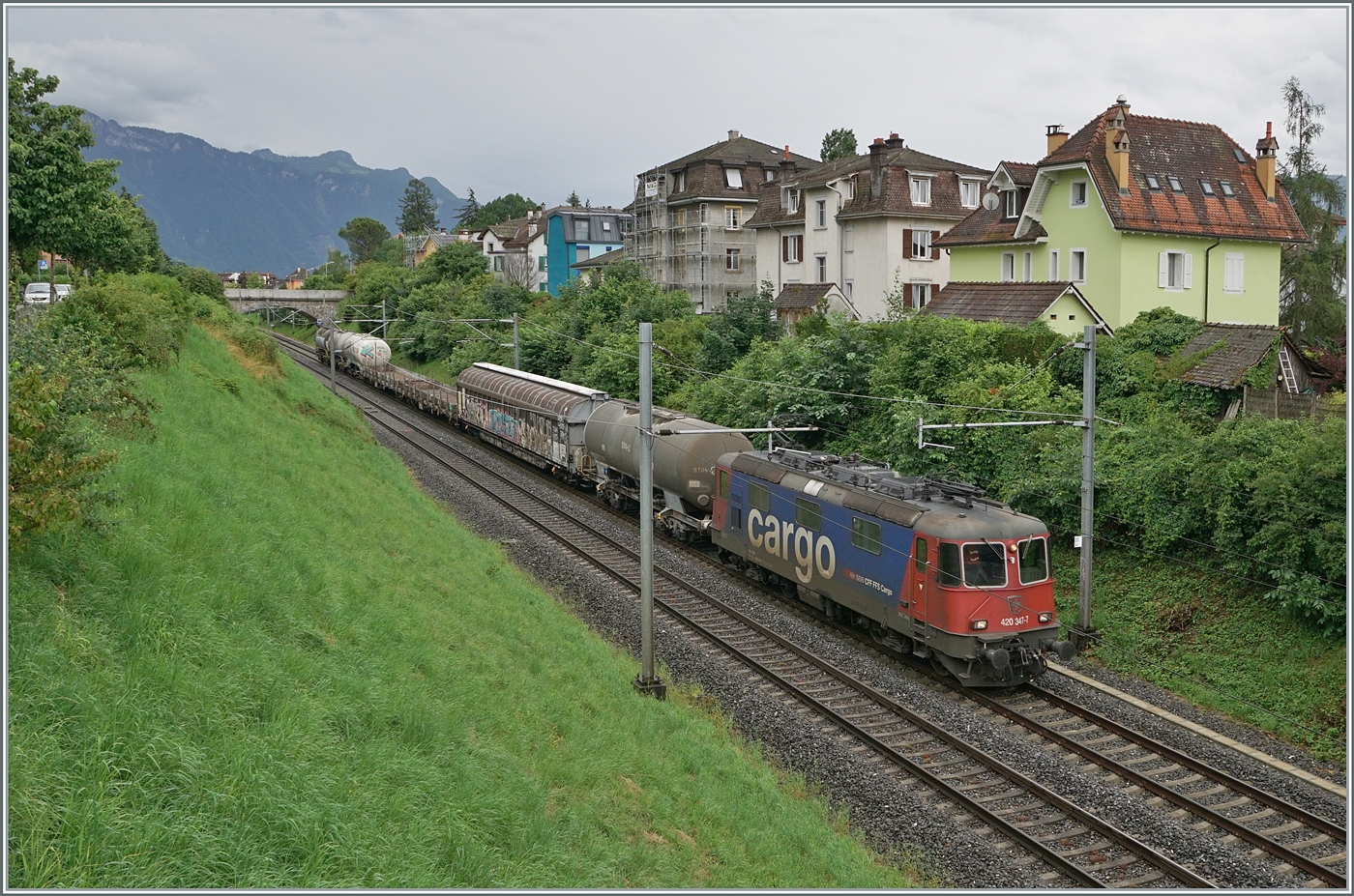 Die SBB Re 4/4 II 11347 (Re 420 347-7) ist bei La Tour de Peilz mit einem Güterzug unterwegs. 

21. Juni 2024