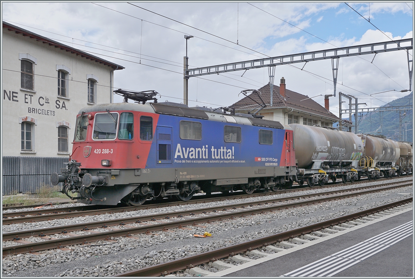 Die SBB Re 4/4 II 11288 (UIC Re 420 91 85 4420 288-3 CH-SBBC) wartet in Martigny auf die Weiterfahrt in Richtung St-Maurice. 

12. Sept. 2024