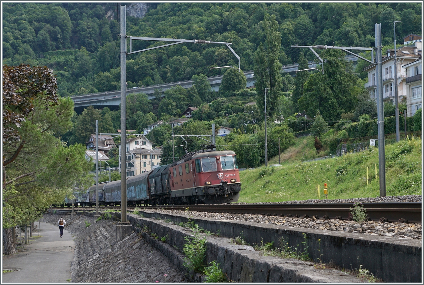 Die SBB Re 4/4 II 11278 (Re 420 278-4) ist mit einem Güterzug bei Villeneuve unterwegs. 

15. Juli 2024