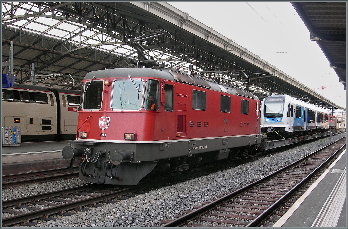 Die SBB Re 4/4 II 11193 hat ihren speziellen Zug umfahren und wartet nun mit ihren vier Uaikk Wagen und der Ladung in Form des Beh 4/8 4 / SNCF Z894 auf die Weiterfahrt nach Martigny. 

29. Okt. 2025 