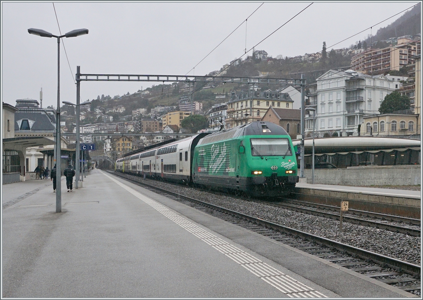 Die SBB Re 460 010  Swiss Tainable  ist in Montreux mit einem IR 90 von Genève Aéroport nach Brig unterwegs und dies wenig Minuten bevor die MOB Ge 4/4 8004  Swiss Tainable  Montreux erreicht hat, wobei beim zeitgleichem Erscheinen wohl kaum möglich gewesen wäre beide Loks auf ein Bild zu bekommen.

7. Dezember 2024 
