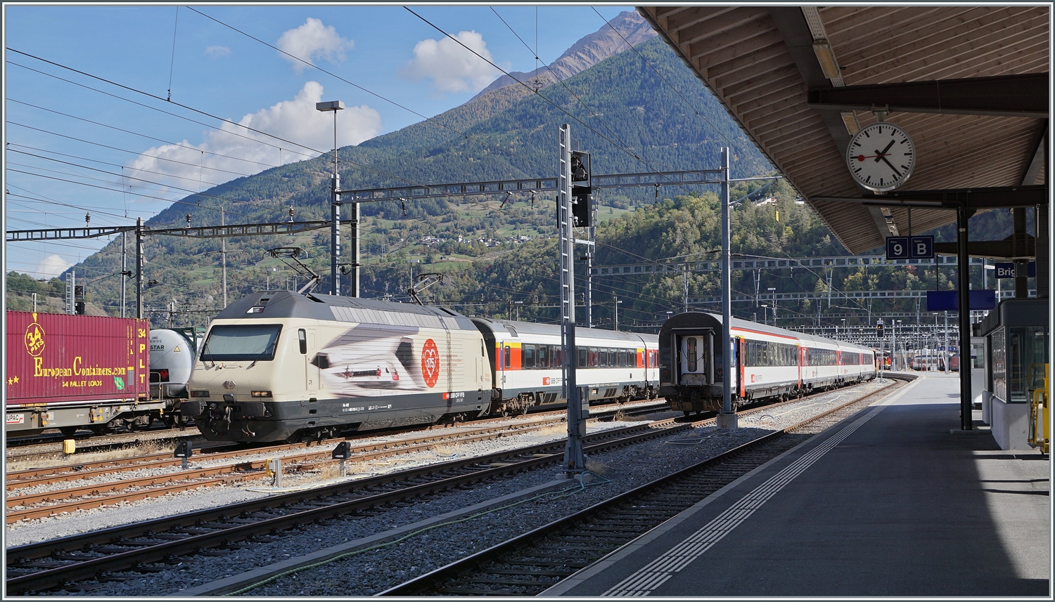 Die SBB Re 460 019  175 Jahre Schweizer Bahnen  steht mit einem Wagensatz in Brig.

11.10.2022
