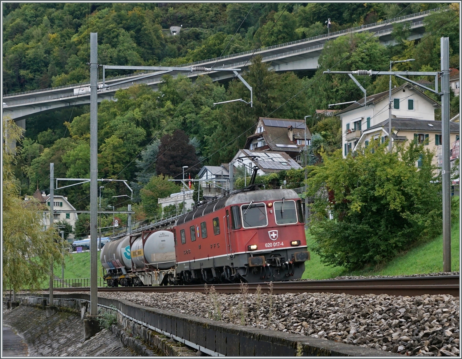 Die SBB Re 620 017-4 ist mit einem  Mini -G�terzug bei Villeneue unterwegs. 

30.09.2022 