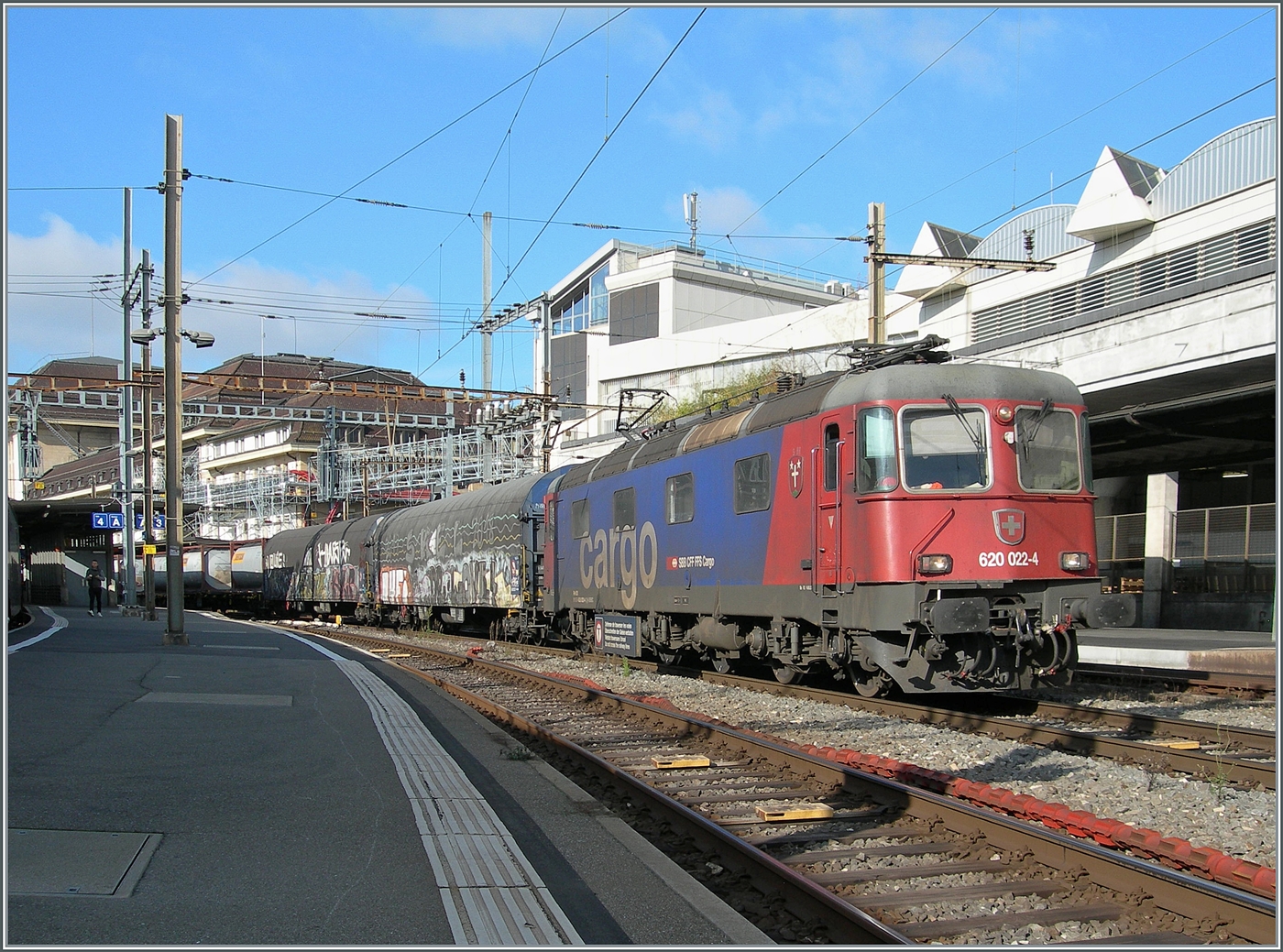 Die SBB Re 6/6 111622 (Re 620 022-4) wartet ihrem Güterzug in Lausanne auf die Weiterfahrt. 

11. Nov. 2024