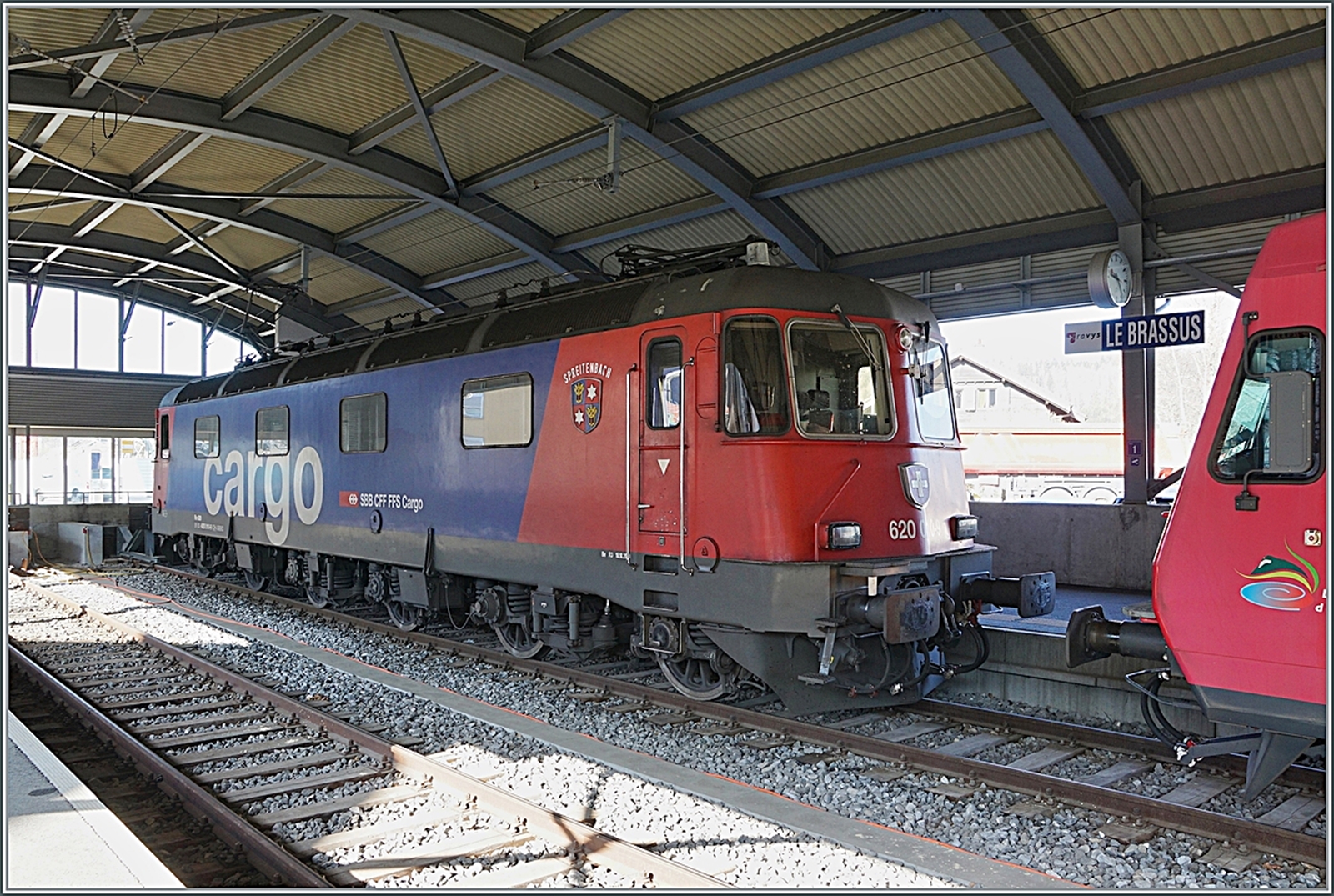 Die SBB Re 6/6 11610 (Re 620 010-9)  Spreitenbach hat den aus Fans-u Wagen bestehenden G�terzug 69701 von Lausanne-Triage nach Le Brassus gebracht und wartet und im Bahnhof von le Brassus auf die R�ckleistung am Nachmittag.

24. M�rz 2022