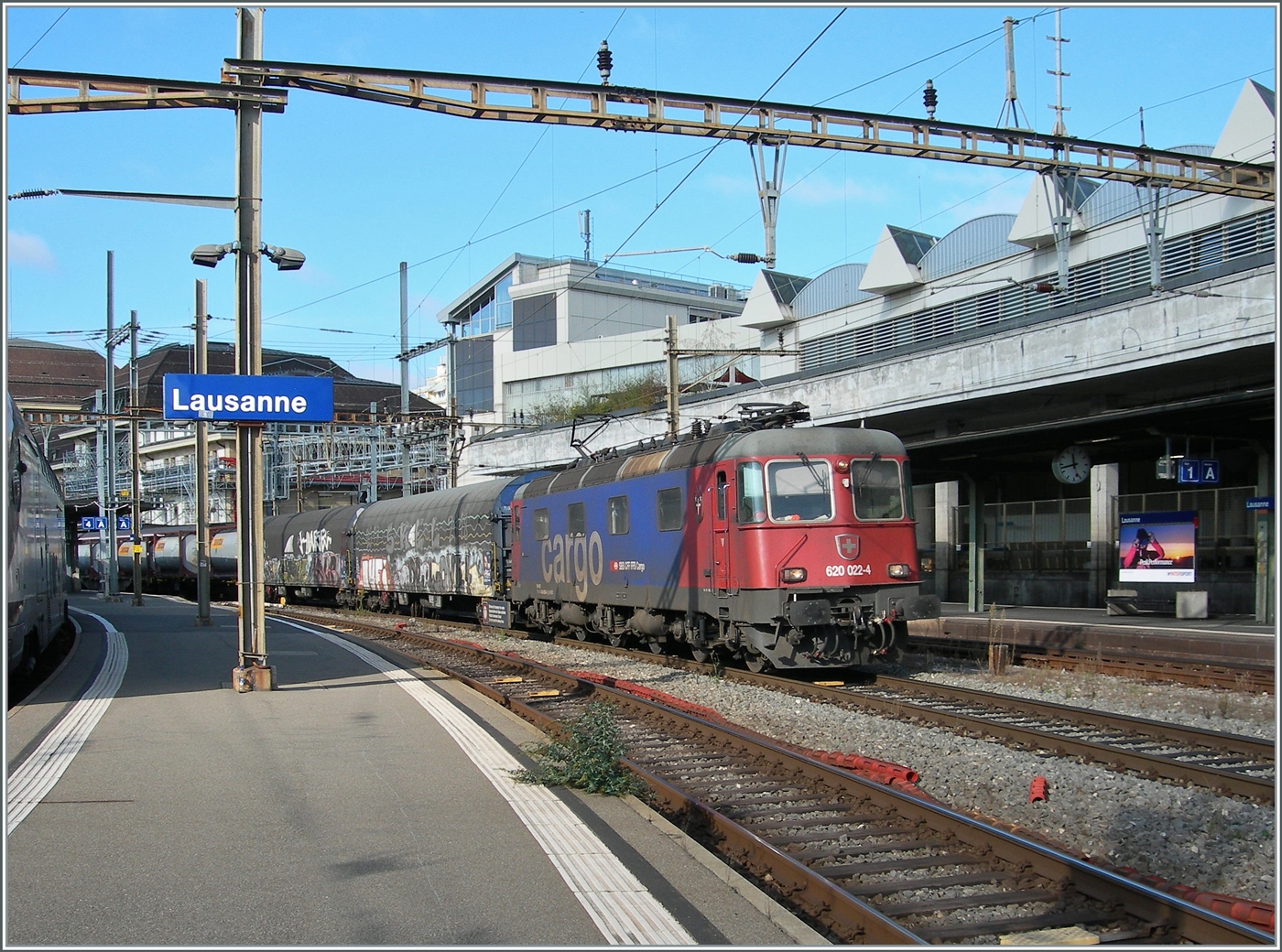 Die SBB Re 6/6 11622 (Re 620 022-4)  Suhr  wartet in Lausanne mit einem Güterzug auf die Weiterfahrt in Richtung Wallis.

11. November 2024