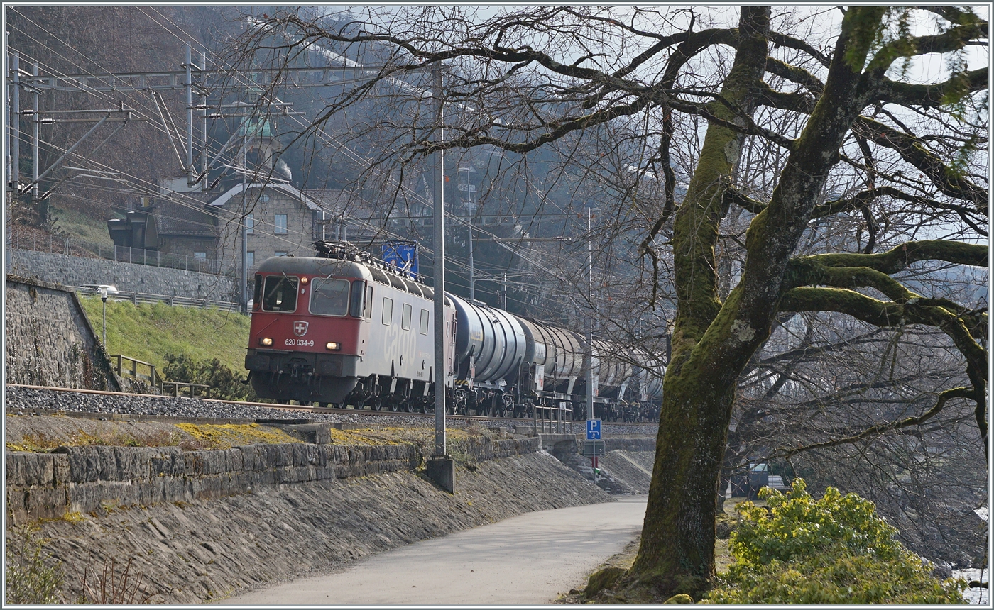 Die SBB Re 6/6 11634 (Re 620 034-9)  Aarburg-Oftringen  ist mit einem Ölzug beim Château de Chillon auf dem Weg in Richtung Lausanne. 

14. Jan. 2025