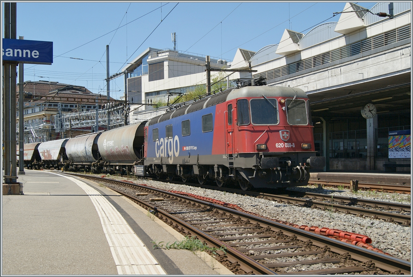 Die SBB Re 6/6 11639 (Re 620 039-8) wartet in Lausanne mit dem  Spagethizug  auf die Weiterfarht. 

11. Juni 2024 
