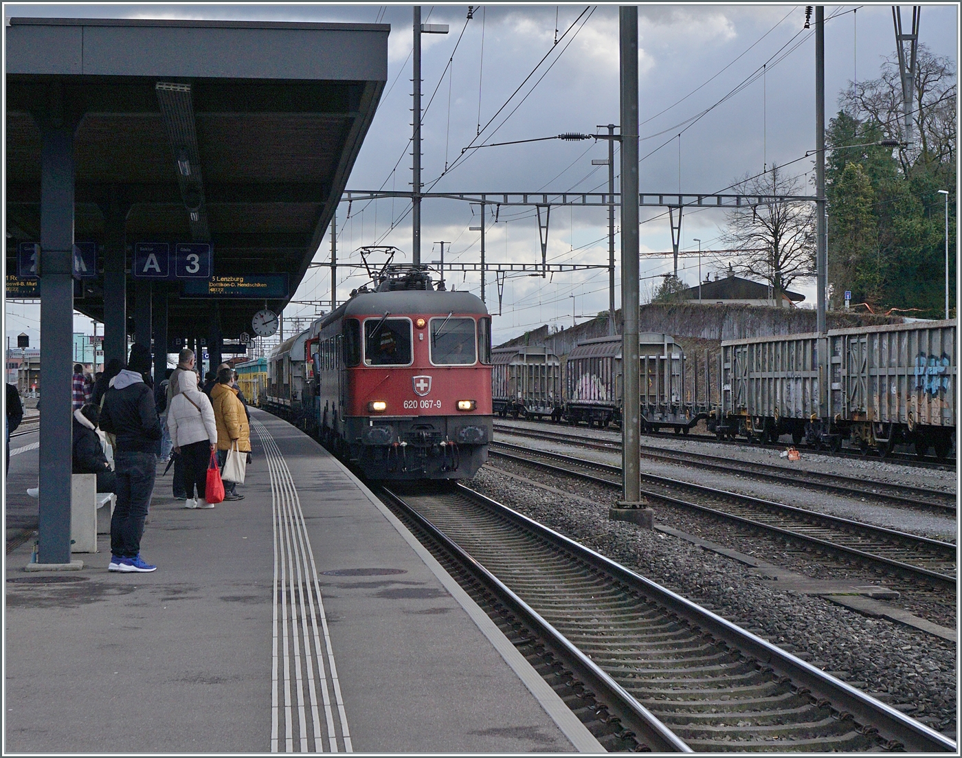 Die SBB Re 6/6 11667 (Re 620 067-9)  Bodio  fährt mit einem Güterzug durch den Bahnhof von Wohlen. 

6. Dez. 2024