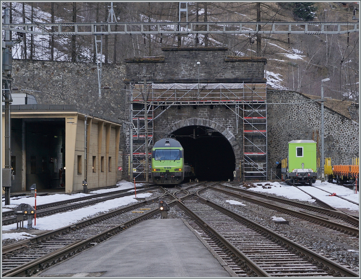 Die Schublok RE 465 017 des AT1 nach Kandersteg verschwindet in Goppenstein im Lötschberg Tunnel.

3. Jan. 2024