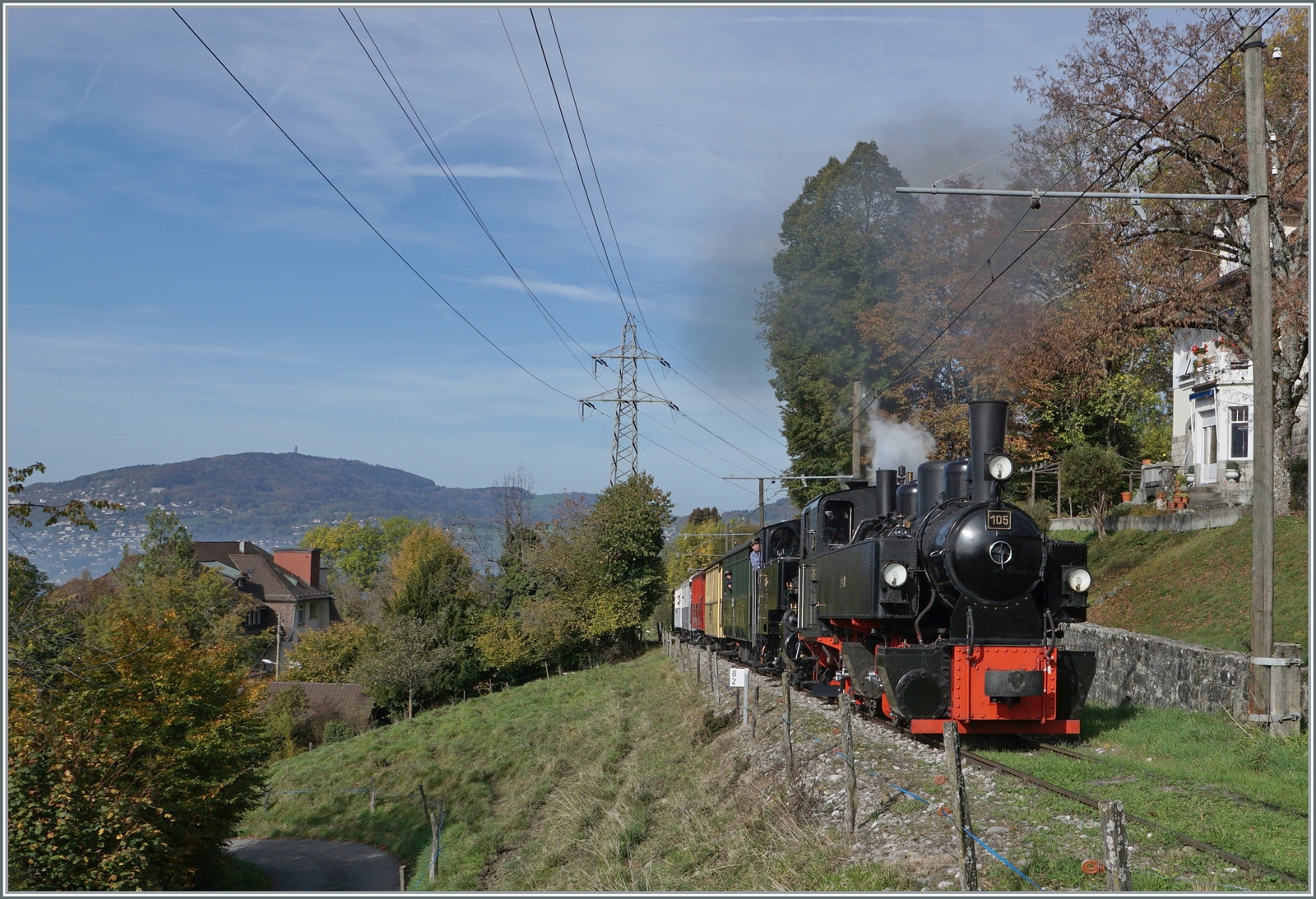 Die SEG G 2x 2/2 105 und BFD HG 3/4 N° 3 beide bei der Blonay-Chamby Bahn sind bei Chaulin auf dem Weg nach Chamby- 

30.10.2022