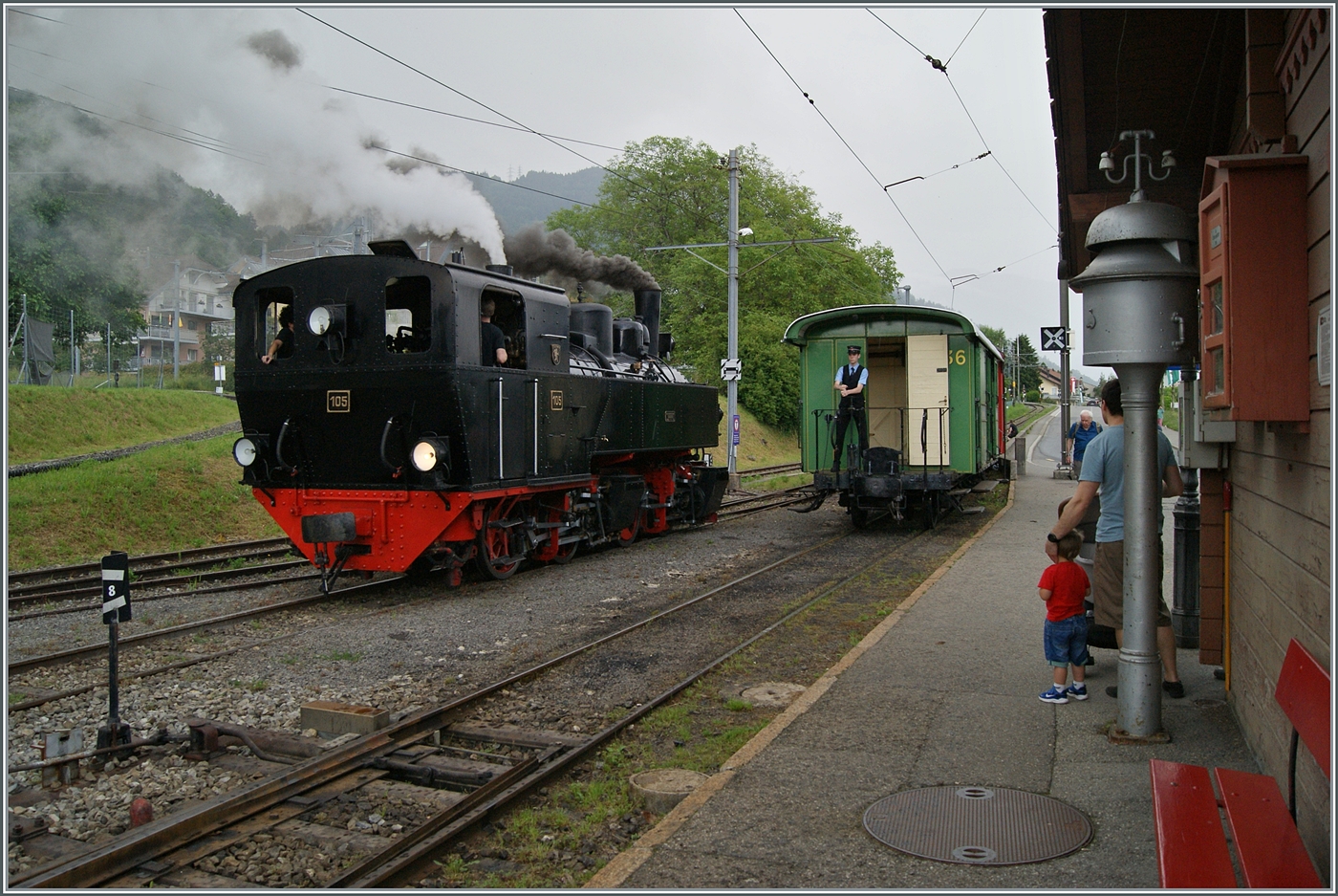 Die SEG G 2x 2/2 105 der Blonay Chamby Bahn rangiert in Blonay, um ihren Zug zu umfahren. Gerade  schlechtes Wetter  bietet oft ganz besondere Motive, so dass sich eine Museumsbahnbesuch auch bei Regen lohnt.

09. Juni 2024