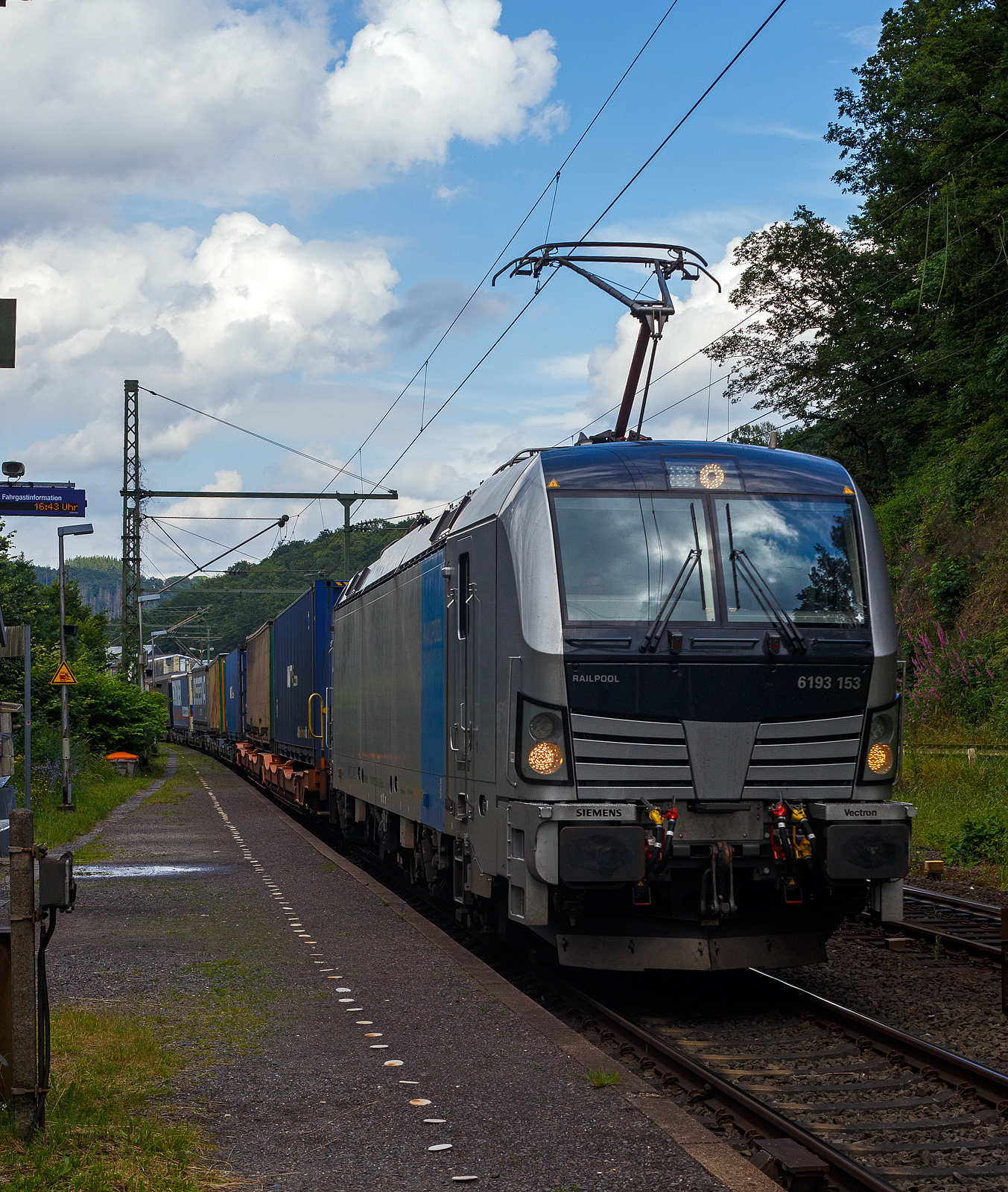 Die SIEMENS Vectron AC 6193 153-4 (91 80 6193 153-4 D-Rpool) der Railpool GmbH (Mnchen) fhrt am 19 Juni 2024 mit einem KLV-Zug durch Scheuerfeld/Sieg in Richtung Kln.

Die Wechselstromlok (AC 15 kV 16,7 Hz und AC 25 kV 50 Hz) SIEMENS Vectron AC wurde 2023 von Siemens Mobilitiy in Mnchen-Allach unter der Fabriknummer 23498 gebaut. Sie wurde in der Vectron Variante AC B18 ausgefhrt und hat so die Zulassung fr Deutschland, sterreich, Schweden, Norwegen und Dnemark (D / A / S / N und DK). 

So besitzt die Variante AC B18 folgende  Zugsicherungssysteme:
ETCS BaseLine 3, sowie fr Deutschland (PZB90 / LZB80 (CIR-ELKE I)), fr sterreich (ETCS Level 1 mit Euroloop, ETCS Level 2, PZB90 / LZB80), 
fr Schweden und Norwegen (ATC-2 (L10000)) und fr Dnemark ZUB 123.

TECHNISCHE DATEN der Vectron AC B18:
Spurweite: 1.435 mm
Achsformel: Bo'Bo'
Lnge ber Puffer: 18.980 mm
Drehzapfenabstand: 9.500 mm
Achsabstand im Drehgestell: 3.000 mm
Breite: 3.012 mm
Hhe: 4.248 mm
Raddurchmesser : 1.250 mm (neu) / 1.160 mm (abgenutzt)
Gewicht: 90 t
Spannungssysteme: AC 15 kV 16,7 Hz und AC 25 kV 50 Hz (Wechselstrom)
Max. Leistung am Rad: 6.400 kW (Fahren und Netzbremse)
Leistungsfaktor: nahe 1
Hchstgeschwindigkeit: 200 km/h
Anfahrzugskraft: 320 kN
Elektrische Bremskraft: 240 kN (erhhte E-Bremskraft)
Kraftbertragung: Ritzelhohlwellenantrieb
Kleinster befahrbarer Bogenradius (Strecke):	R 140 m
Kleinster befahrbarer Bogenradius (Depot): R 80 m
