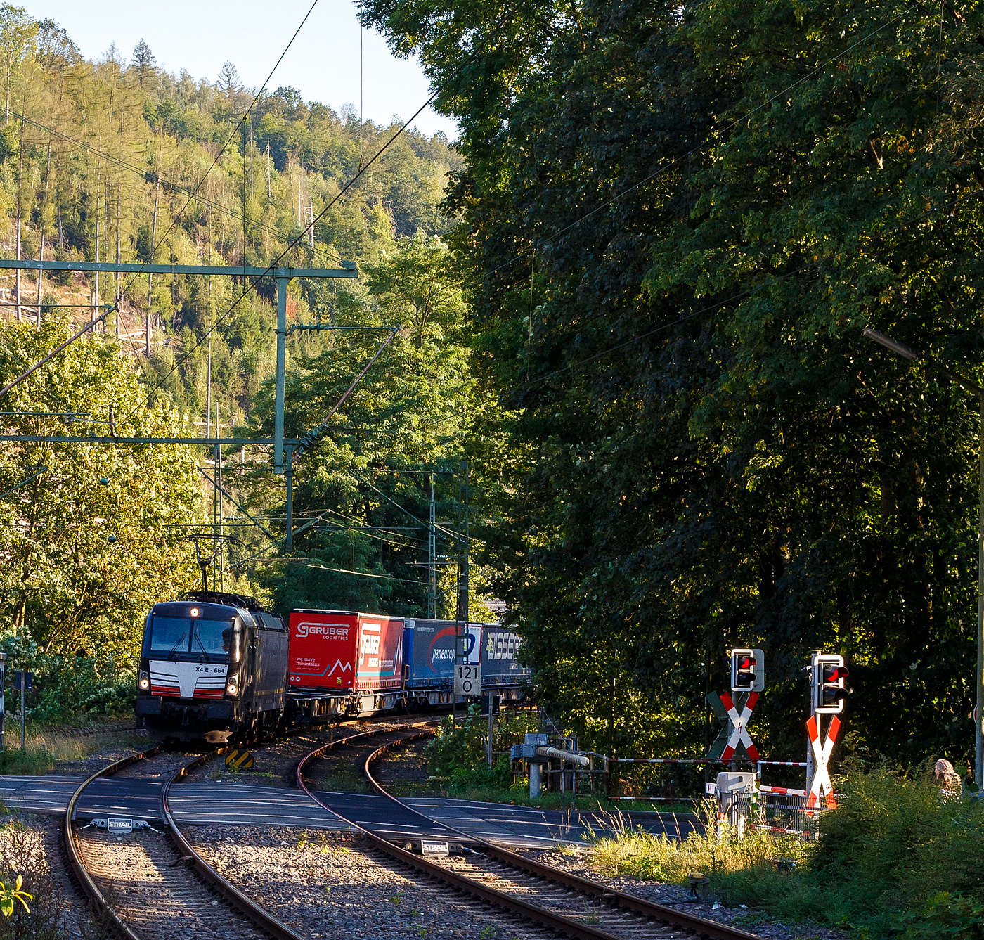 Die SIEMENS Vectron MS X4E – 664 / 193 664-0 (91 80 6193 664-0 D-DISPO) der BRCE - Beacon Rail Capital Europe (München) fährt am 17 September 2024 mit einem KLV-Zug durch den Bahnhof Kirchen (Sieg) in Richtung Siegen. Nochmals einen lieben Gruß an den freundlichen Lokführer zurück.

Die Multisystemlokomotive Siemens Vectron MS wurde 2017 von Siemens Mobilitiy in München-Allach unter der Fabriknummer 22244 gebaut. Sie wurde in der Variante A09 (Zulassungen für D / A / I) ausgeführt. Im Jahr 2022 erfolgte bie Siemens in München-Allach der Umbau in die Variante A22 und hat so die Zulassung für Deutschland, Österreich, die Schweiz, Italien und die Niederlande (D / A / CH / I / NL). So besitzt die Variante MS A22 folgende Zugsicherungssysteme: ETCS BaseLine 3, sowie für Deutschland (PZB90 / LZB80 (CIR-ELKE I)), für Österreich (ETCS Level 1 mit Euroloop, ETCS Level 2, PZB90 / LZB80), für die Schweiz (ETCS Level 2, ZUB262ct, INTEGRA), für Italien (SCMT) und die Niederlande (ETCS Level 1, ETCS Level 2, ATB-EGvv)

Die Lok wurde an die MRCE - Mitsui Rail Capital Europe GmbH in München ausgeliefert, seit September 2023 hat die Beacon Rail Metro Finance B.V. die Mitsui Rail Capital Europe B.V. (Amsterdam) und somit auch die Mitsui Rail Capital Europe GmbH im München übernommen, so firmiert sie nun als Beacon Rail Capital Europe GmbH, München (BRCE / DISPO).