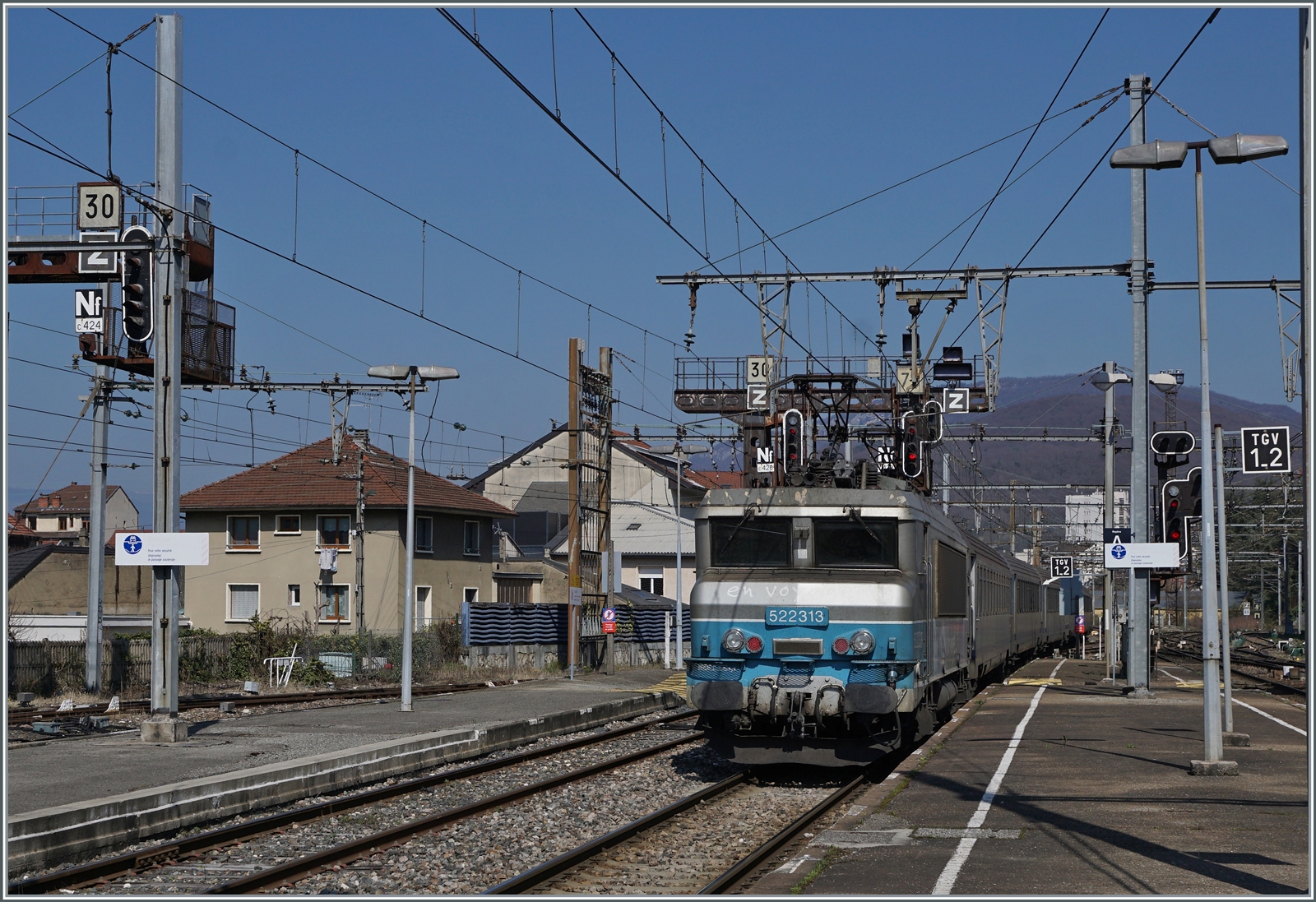 Die SNCF BB 22313 verlässt Aix-Les Bains mit ihrem TER nach Lyon. 

22. März 2022