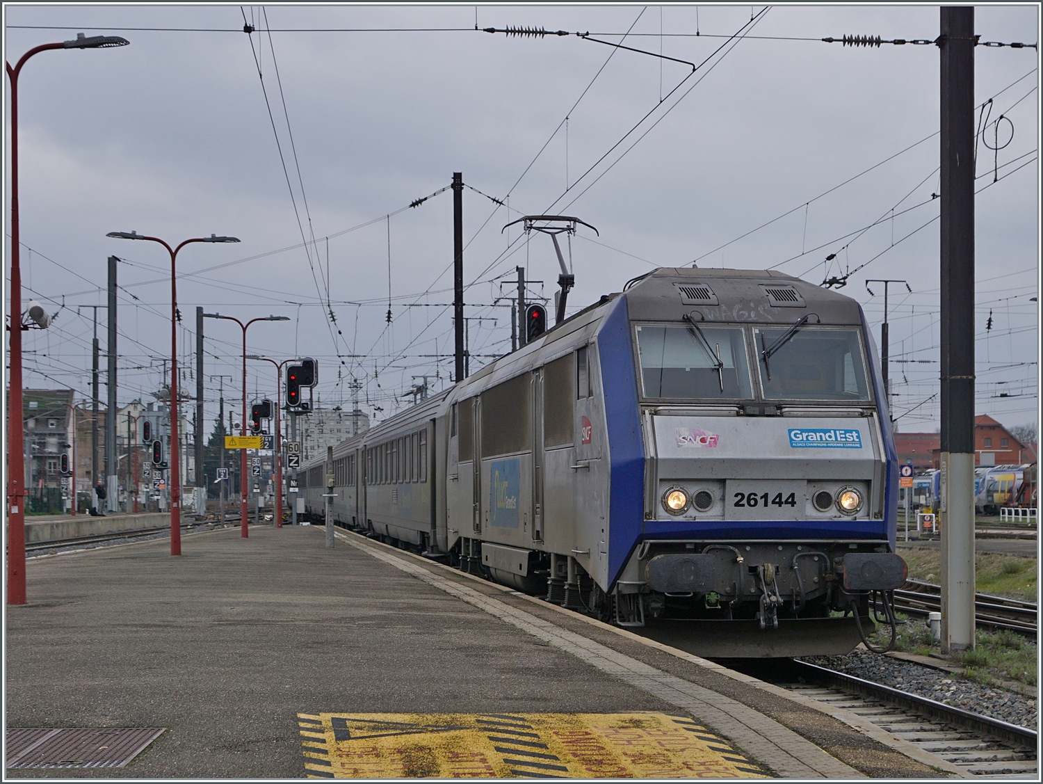Die SNCF BB 26144 erreicht mit ihrem TER 200 aus Basel SNCF ihr Ziel Strabourg. 

12. März 2024 