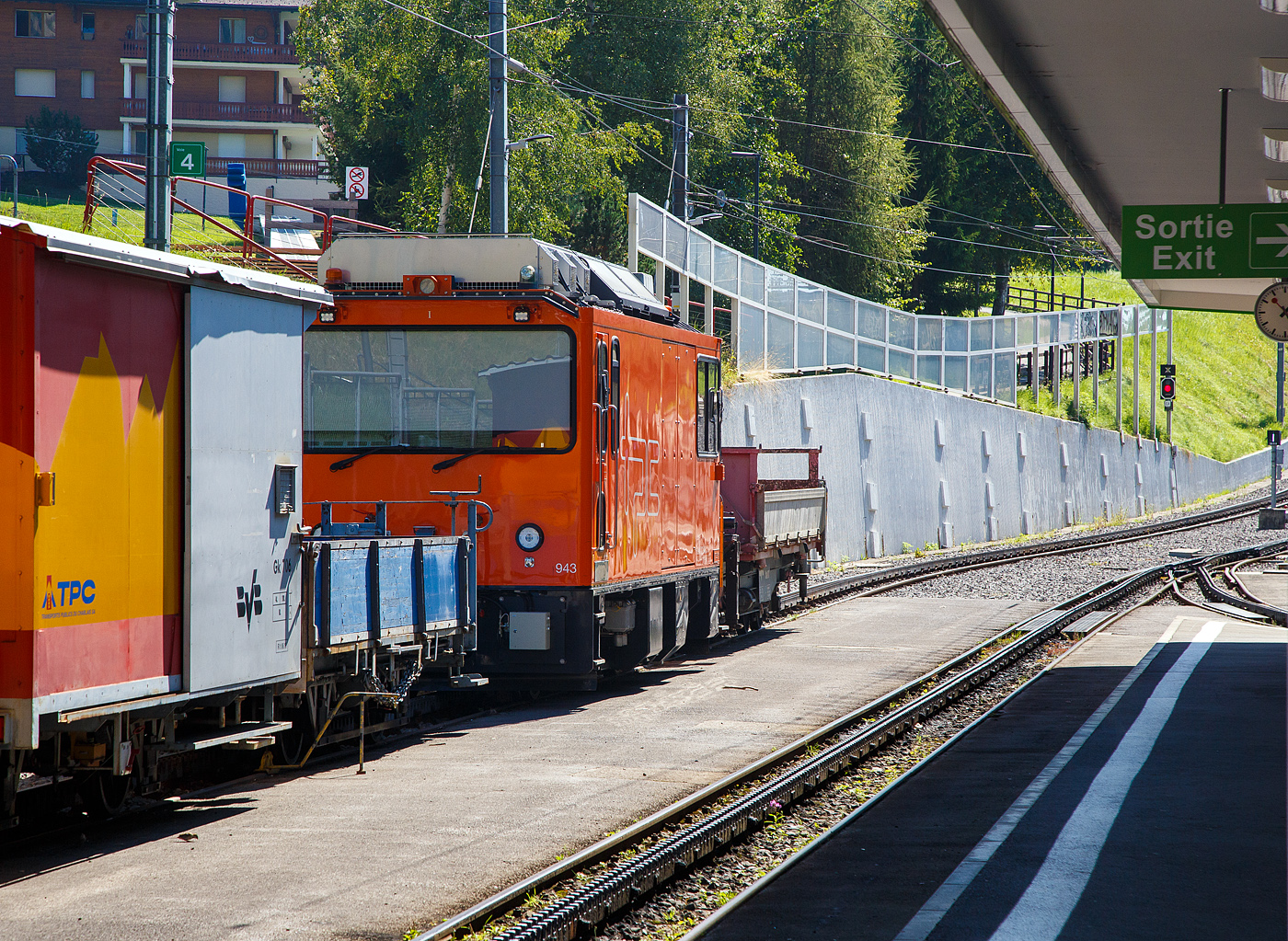 Die Stadler Schmalspur-Zweikraftlokomotive (Diesel/Elektro) mit gemischtem Adhäsions- und Zahnradantrieb tpc HGem 2/2 943 ist am 10 September 2023i auf Gleis 4 im Bahnhof Villars-sur-Ollon abgestellt.