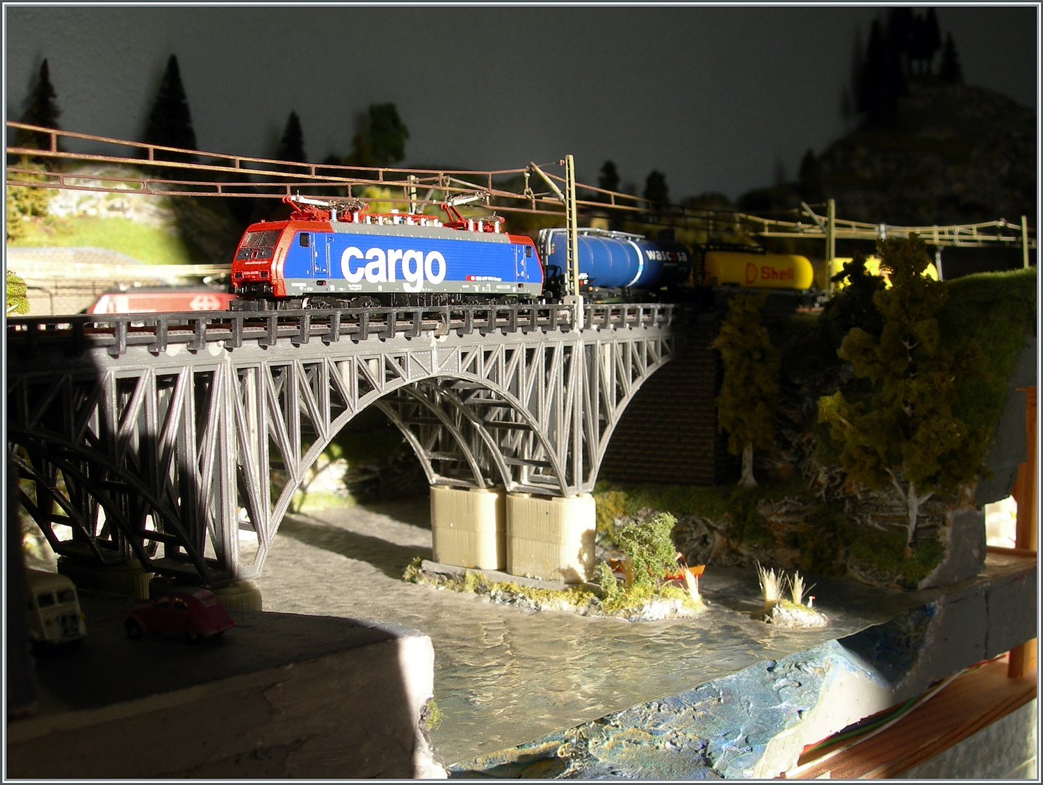 Die Szene mit dem Fischreiher im Überblick mit der SBB Re 474 014; der Fischreiher ist unten Links zu erkennen. 

Dez. 2023