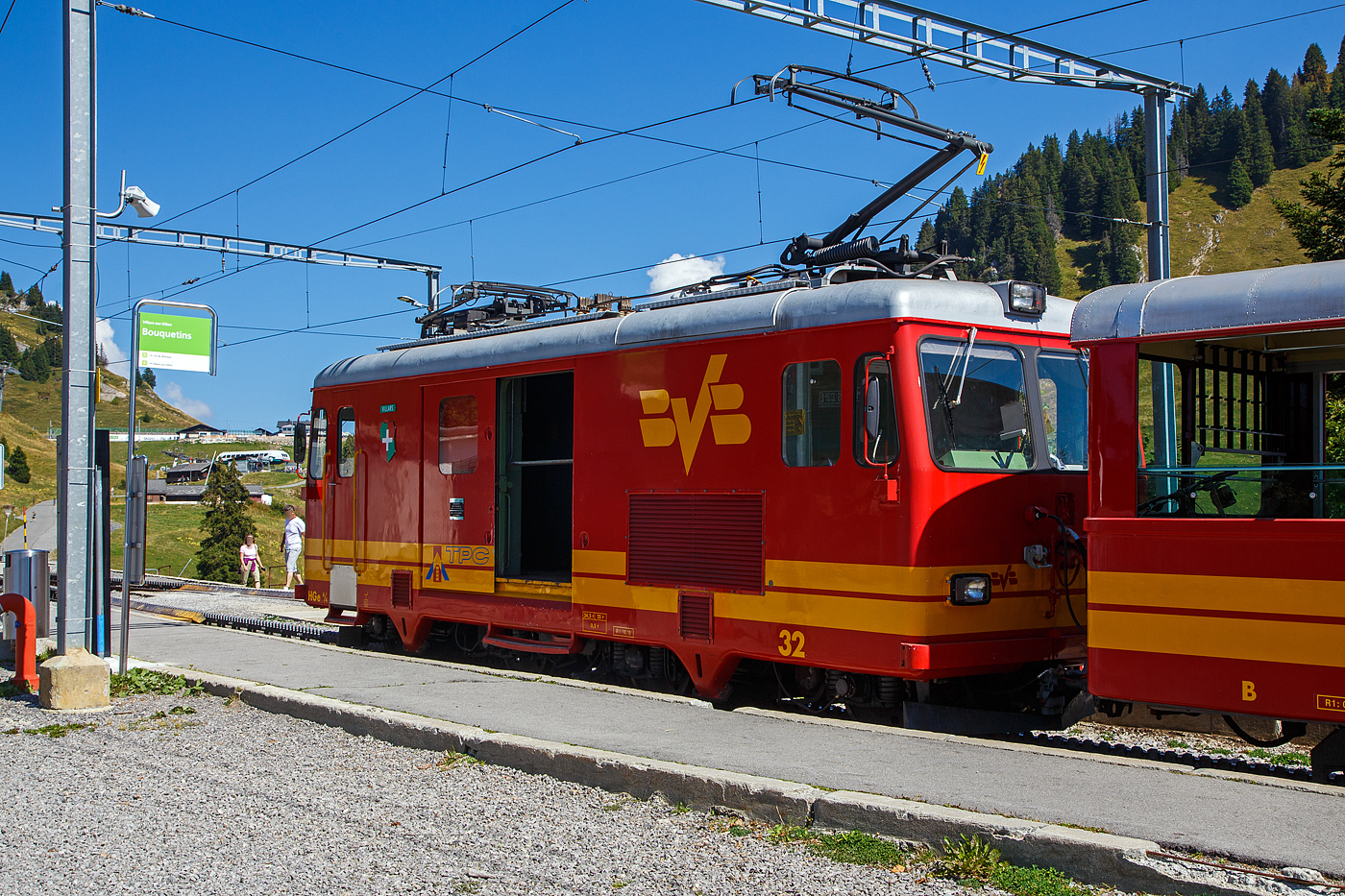 Die tpc BVB HGe 4/4 32 „Villars“ hat am 10 September 2023, mit einem Personenzug/Pendelzug (Personenwagen tpc BVB B 51 und Steuerwagen tpc BVB Bt 54), den Haltepunkt Bouquetins auf 1.758 m ü. M., der Strecke 128 (Villars-sur-Ollon–Col-de-Bretaye), erreicht.

Die BVB HGe 4/4 31 (Baujahr 1953) und hier die 32 (Baujahr 1964) sind schmalspurige gemischte Zahnrad- und Adhäsionslokomotiven mit Gepäckabteil der ehemaligen BVB - Bex–Villars–Bretaye-Bahn (Chemin de fer Bex–Villars–Bretaye), heute Betriebsteil der tpc - Transports Publics du Chablais. Die Loks wurden von SIG (Schweizerische Industrie-Gesellschaft) in Neuhausen am Rheinfall gebaut, die Elektrik ist von der MFO - Maschinenfabrik Oerlikon. 

Nach der Ablieferung der HGe 4/4 32 „Villars“ wurde 1964 die ältere HGe 4/4 31 „Lavey“ von SIG und MFO, auf den neuen Stand der Technik wie der der HGe 4/4 32 umgebaut bzw. angepasst.

Heute sind die Loks nicht mehr im Planeinsatz, früher bespannten sie vor allem schwere Personenzüge im Pendelzugbetrieb. Hier an dem Wochenende (08 bis 10 September 2023) feiert die TPC 125 Jahre BVB! (Les TPC célèbrent les 125 ans du BVB!). So kamen auch historische Züge und Triebwagen zum Einsatz. Unteranderem gab es auch an dem Wochenende jeweils Tageskarten für das gesamte TPC-Netz für günstige 10,00 CHF/Tag und Person.

TECHNISCHE DATEN:
Inbetriebsetzung: 1953 (Nr. 31 – 1964 umgebaut)  / 1964 (Nr. 32)
Spurweite: 1.000 mm
Achsfolge: Bo'zz Bo'zz
Zahnstangensystem: Abt
Länge über Puffer: 10.000 mm
Eigengewicht: 24,4 t
Max. Ladegewicht: 0,5 t
Höchstgeschwindigkeit (Adhäsion): 35 km/h
Höchstgeschwindigkeit (Zahnrad): 19 km/h Berg auf / 15 km/h (Talfahrt)
Leistung: 368 kW
Fahrleitungsspannung: 700 V = 
Kupplung: +GF+-Kupplung