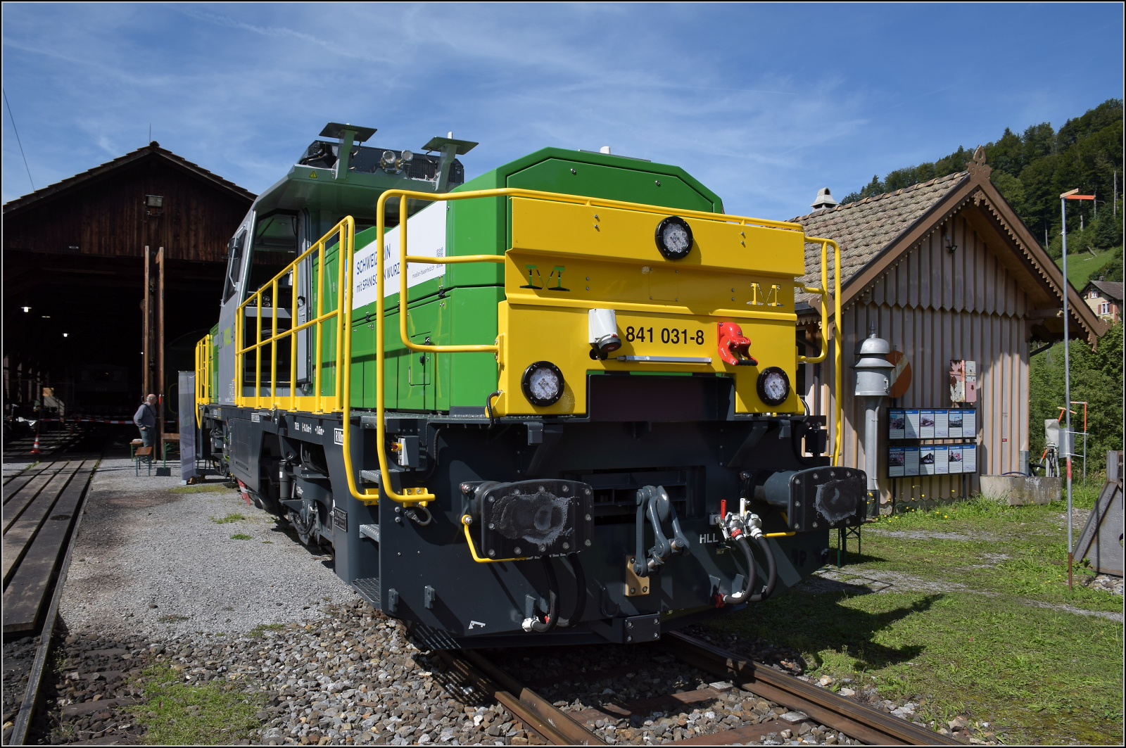 Die  trimodale  Aeam 841 von M�ller Gleisbau.

In Bauma wurde Aeam 841 031 w�hrend des Jubil�ums 150 Jahre T�sstalbahn ausgestellt und konnte in bestem Licht bewundert werden. September 2025.