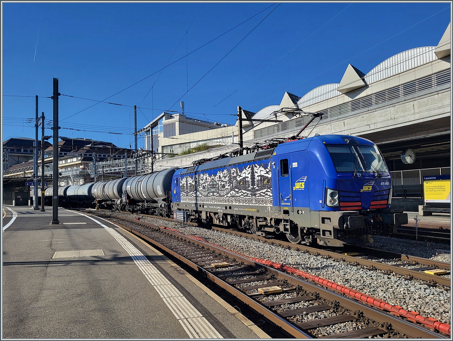 Die WRS Re 475 902 wartet in Lausanne mit ihrem Öl-Zug auf die Blockdistanz zum vorausfahrenden IR in Richtung Brig für die Weiterfahrt.

7. März 2024