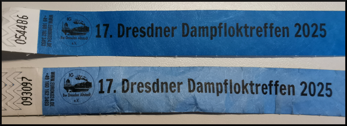 Diese Einlassbänder gab es zum 17. Dresdner Dampfloktreffen am 12. und 13.04.2025 und sollen Auftakt für eine Serie von weiteren Bildern vom Dampfloktreffen sein. Es waren sehr viele Dampfloks, Diesel- und E-Loks von verschiedenen Unternehmen und Vereinen als Gäste zu sehen. Bei der Veranstaltung gab es auch Sonderfahrten und Doppelausfahrten mit Sonder- und Fotozügen. Dazu noch eine Abendveranstaltung bei der sich die Dampfloks und Diesellok angeleuchtet auf der Drehscheibe präsentierten.
