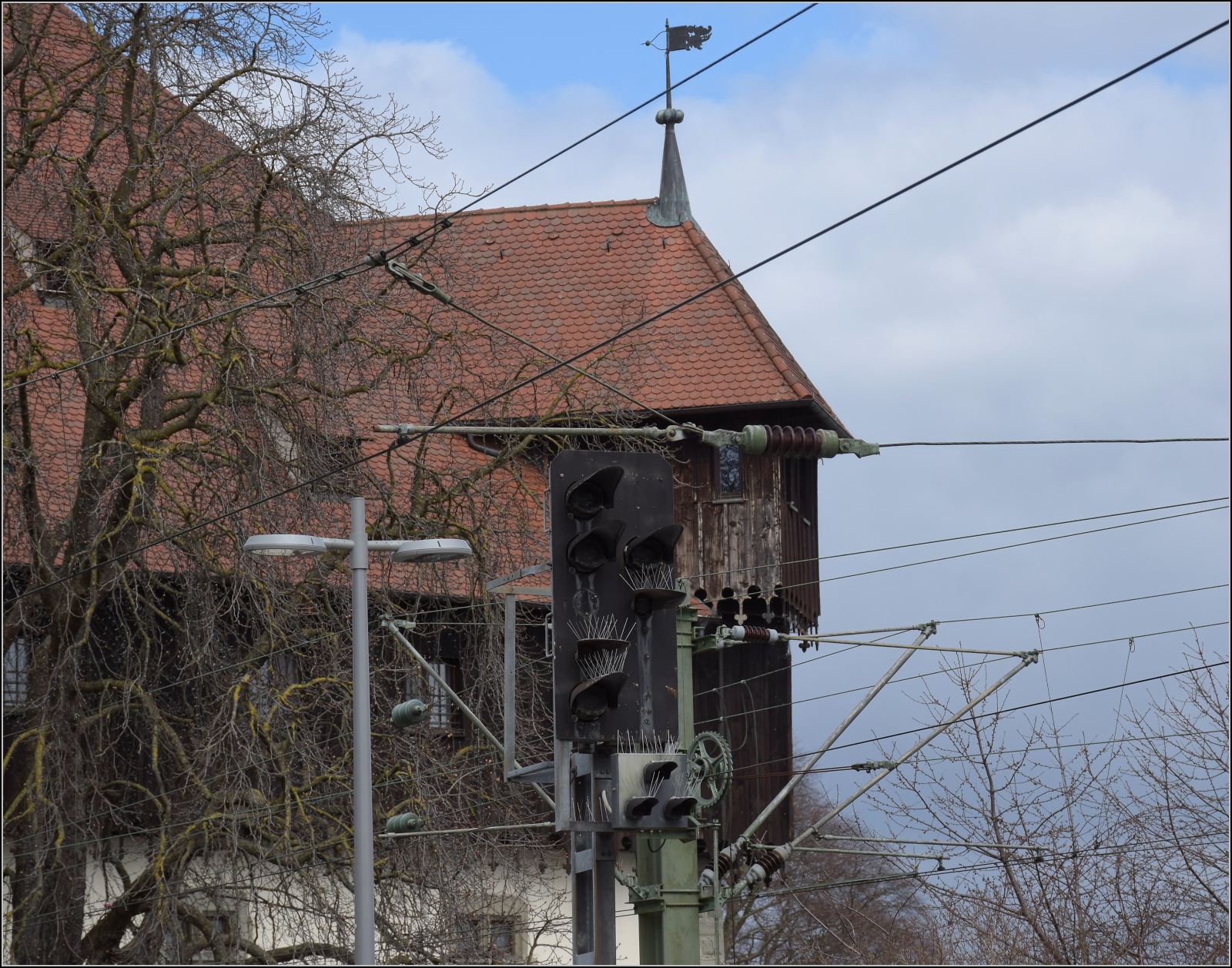 Dieser Tage streiken mal nicht Fahrzeuge, Weichen oder Signale im großen Kanton, sondern die Mitarbeiter.

Die Signale streiken nicht, sie werden bestreikt... Dunkle Signale sieht man nicht alle Tage. Bahnhof Konstanz Richtung Norden. März 2023.