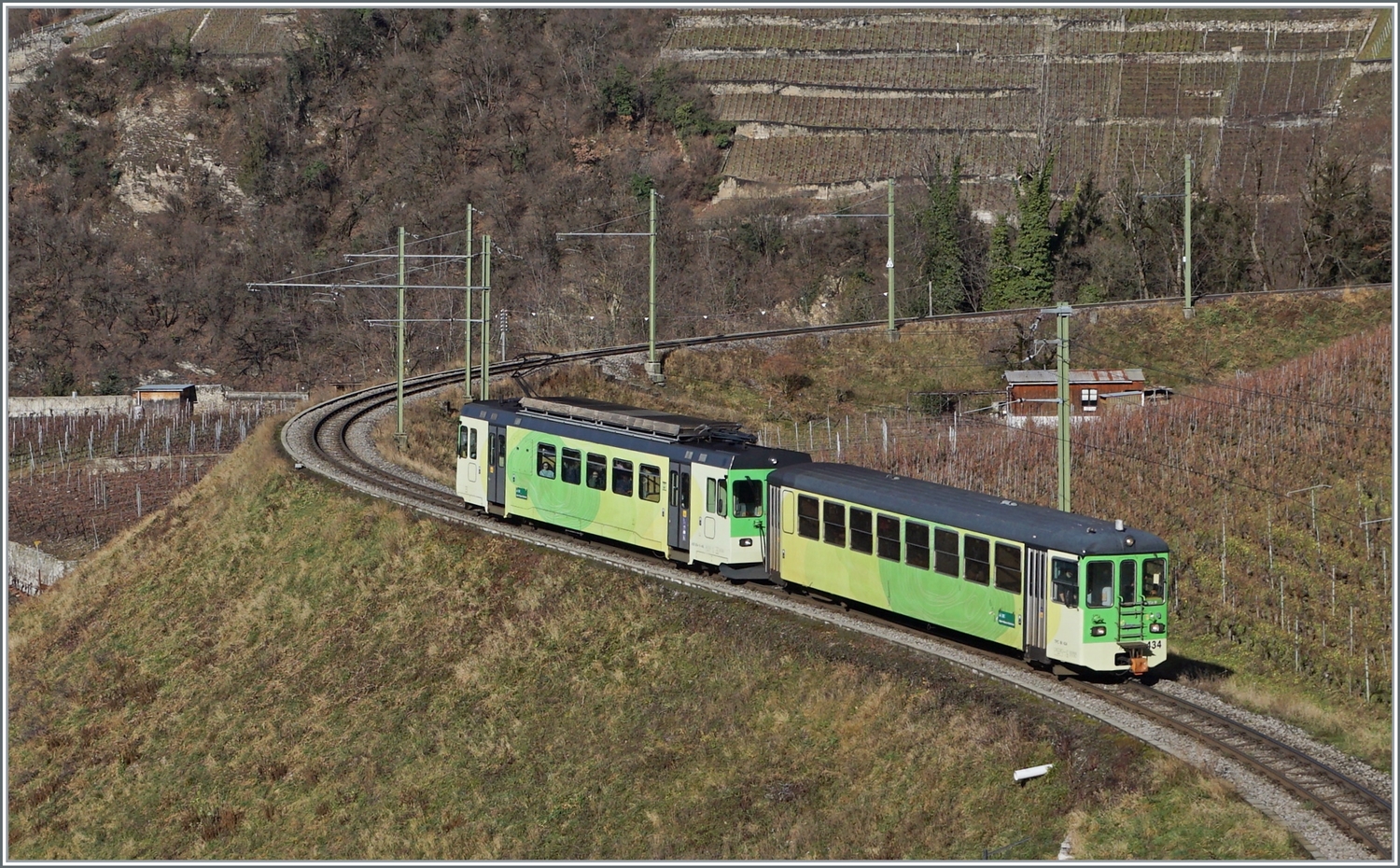 Drei Bilder vom Regionalzug R 71 435 von Les Diablerets nach Aigle mit dem schiebenden TPC ASD BDe 4/4 402 und dem Bt 434. Hier sozusagen ein Detailbild des Zuges und insbesondere des Steuerwagens: Der Steuerwagen wurde als Bt 25 bei der BLT in Betrieb genommen, kam dann als Bt 131 zur AOMC, und 2000 nachdem er bei der AOMC nie in Betrieb genommen wurde, zur ASD. Auffällig ist die belassen Stirnwandtür, die dem nun bald sechzig jährigen Bt 434 ein sehr gefälliges Aussehen verleiht.

4. Januar 2024