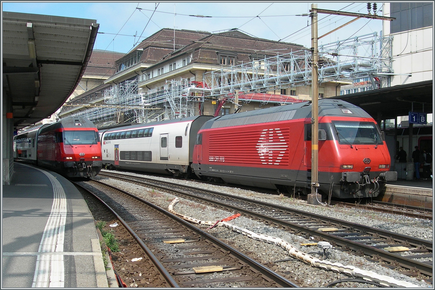 Durch den recht dominanten Einsatz der SBB RABe 502 Twidexx Triebzüge ist es vermehrt schwieriger ein Bild mit gleich zwei SBB Re 460 Loks zu bekommen. Hier hatte ich Glück, der IR 15 (rechts im Bild) wurde mit einer Re 460 geführt; während die IR 90 / 95 (links im Bild) von Genève ins Wallis noch fest in den  Händen  der Re 460 sind. 

9. Mai 2025